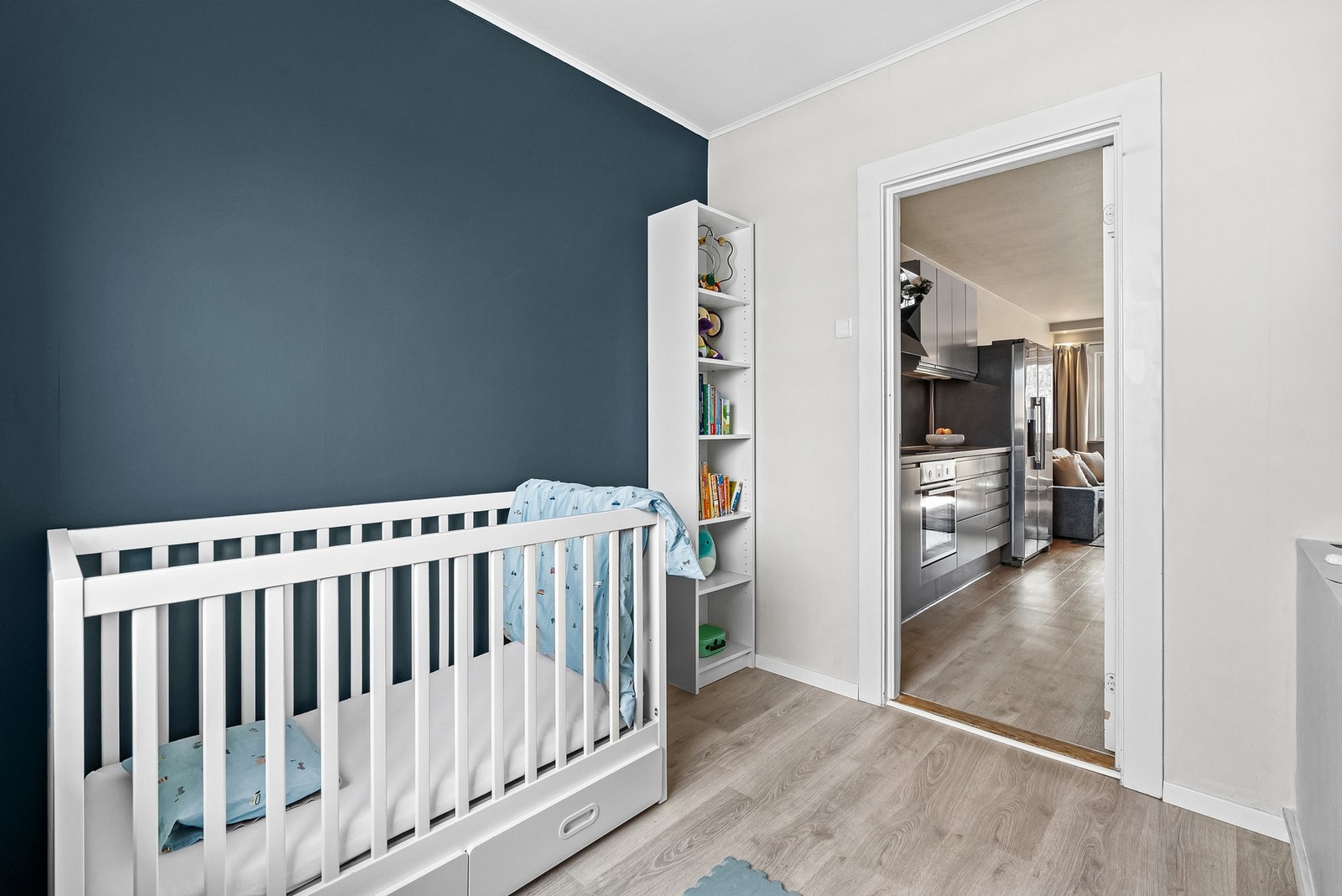 Lyst laminatgulv og glatte malte veggflater i tidsriktig og behagelig fargevalg. Galleribilde