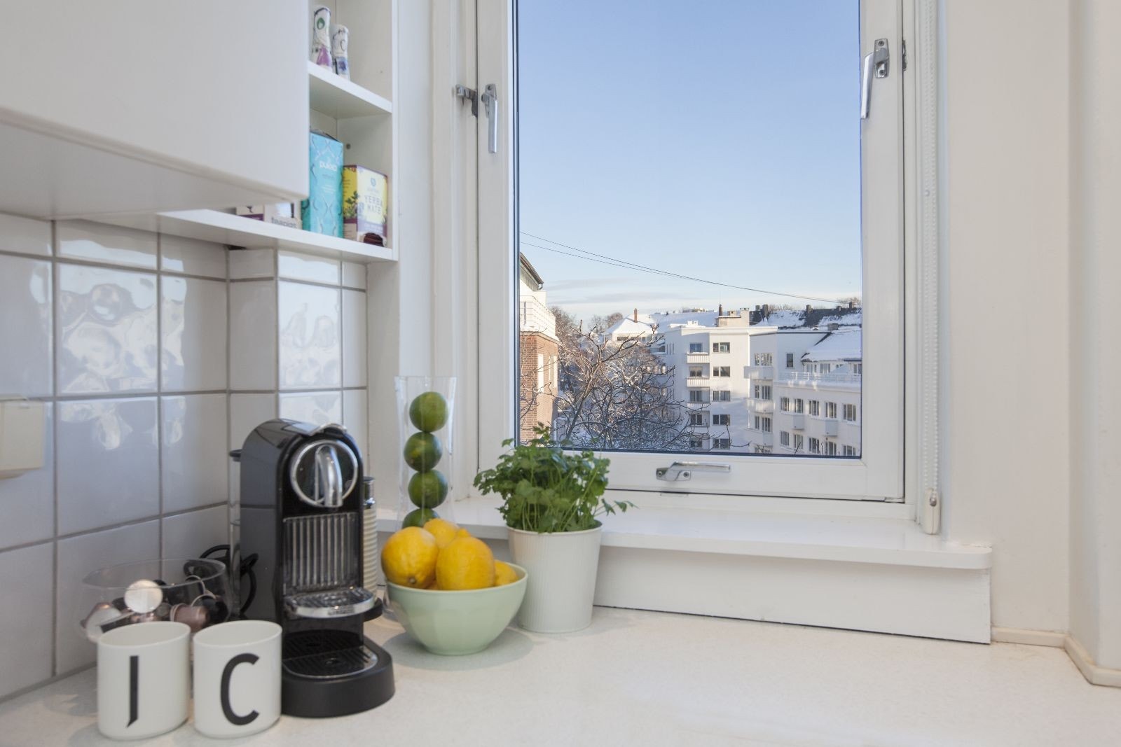 Flott utsikt fra kjøkkenvindu Galleribilde