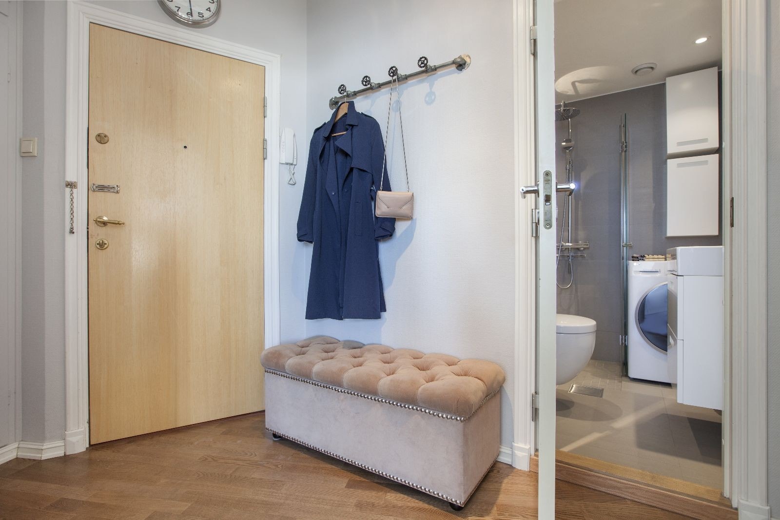 Entre med praktisk garderobeløsning(til venstre som ikke synes) Galleribilde