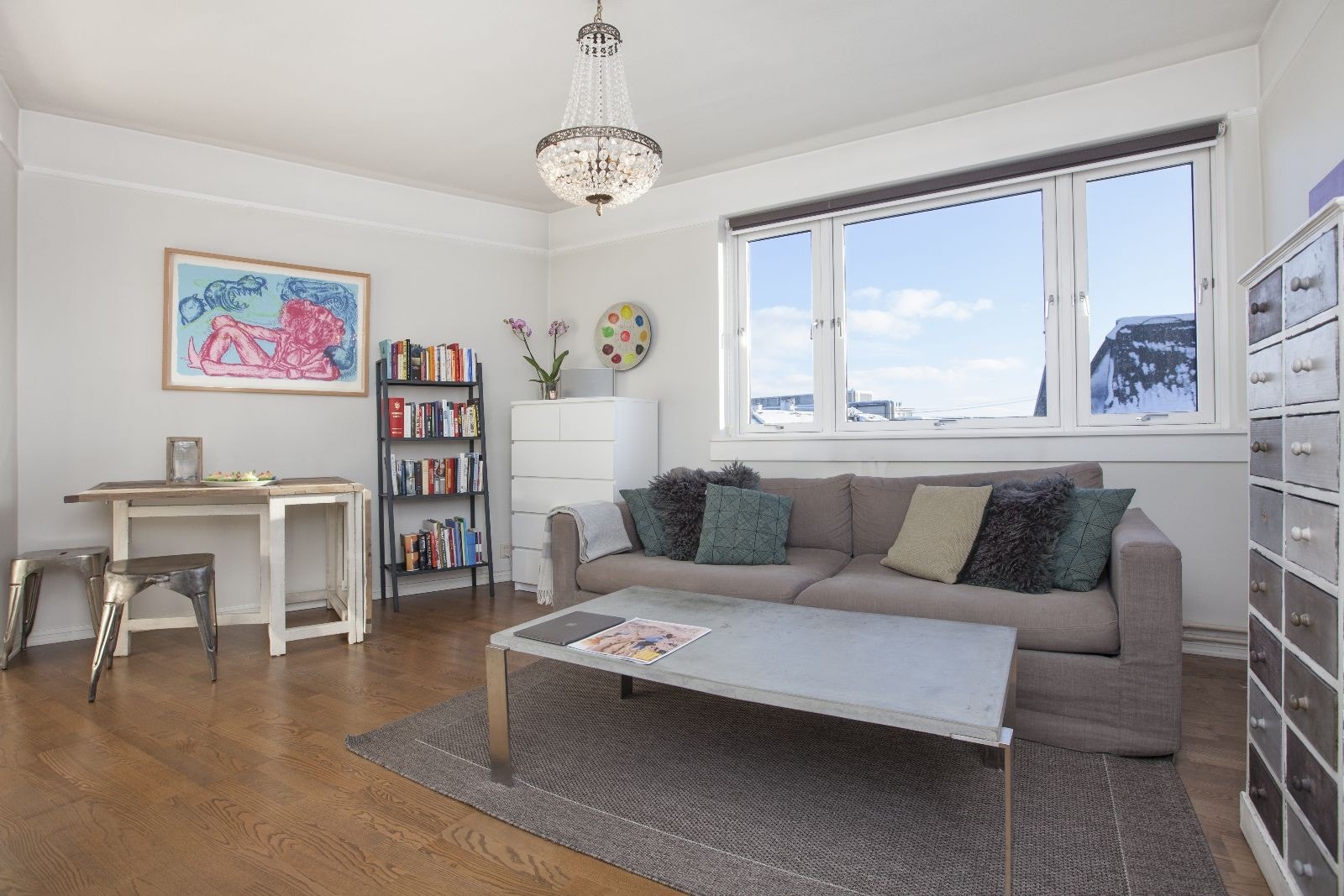 Stue med flott utsikt og gode lysforhold Galleribilde