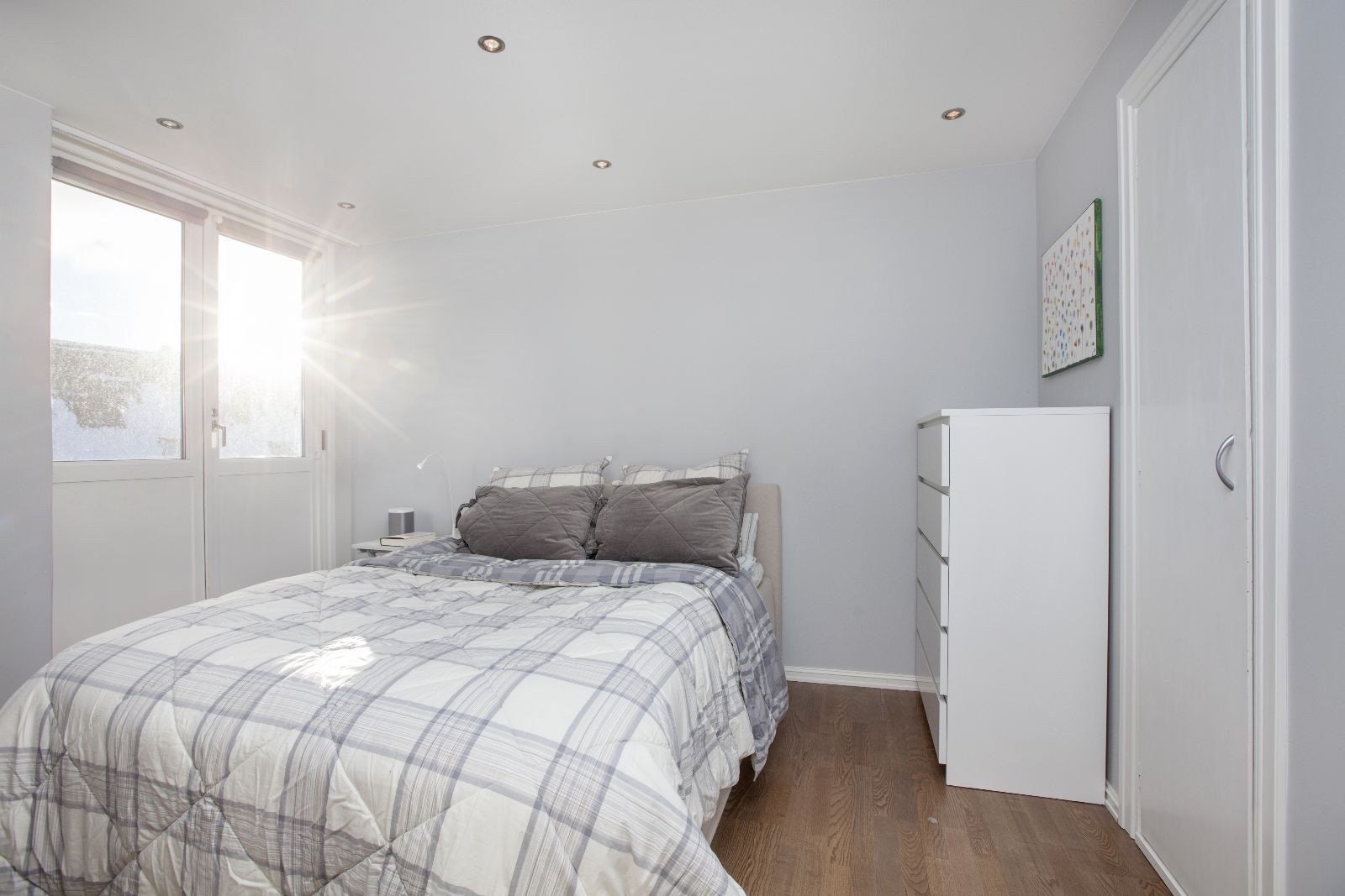 Soverom med praktisk innebygget garderobeskap og utgang til balkong Galleribilde