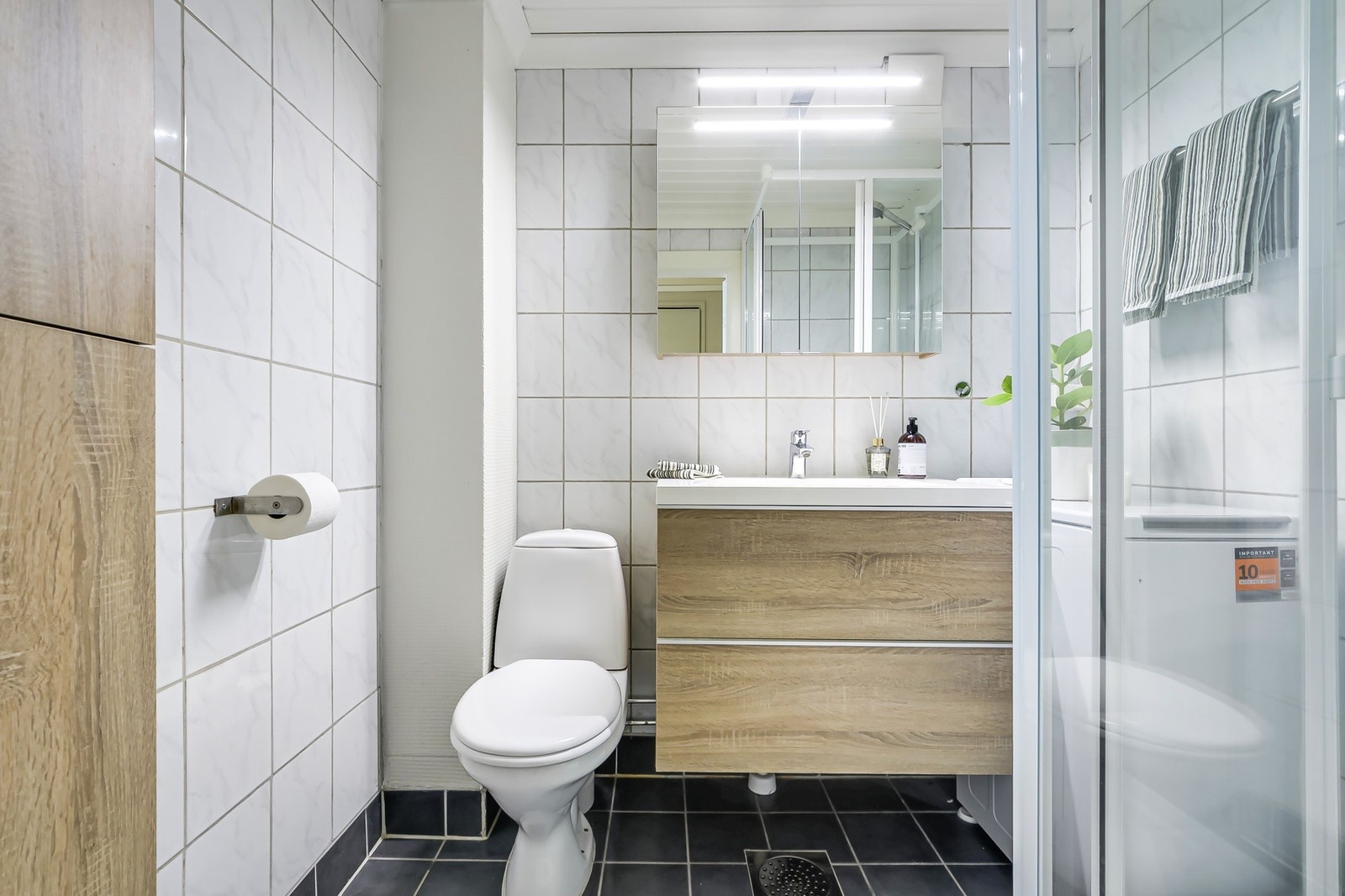 Flott bad med nyere baderomsinnredning fra 2018. Galleribilde