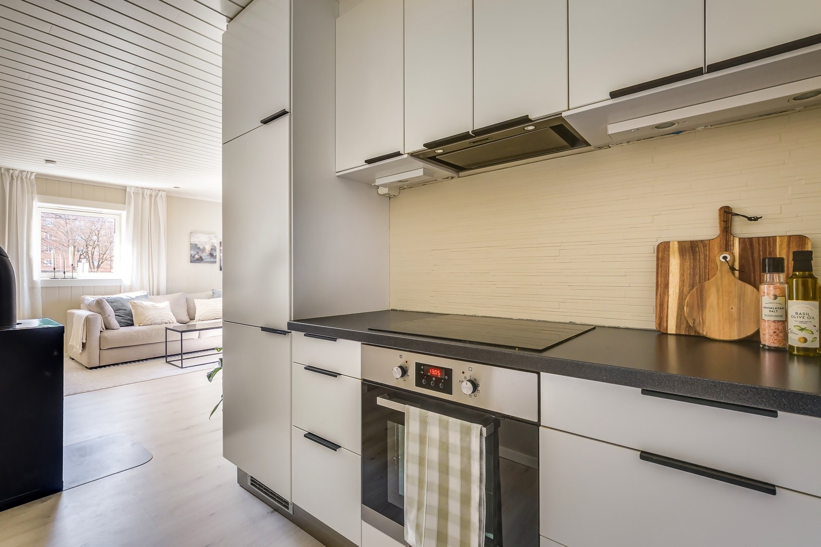 Kjøkken er innstillt med stekeovn, platetopp, integrert kjøl/frys samt vask. Galleribilde