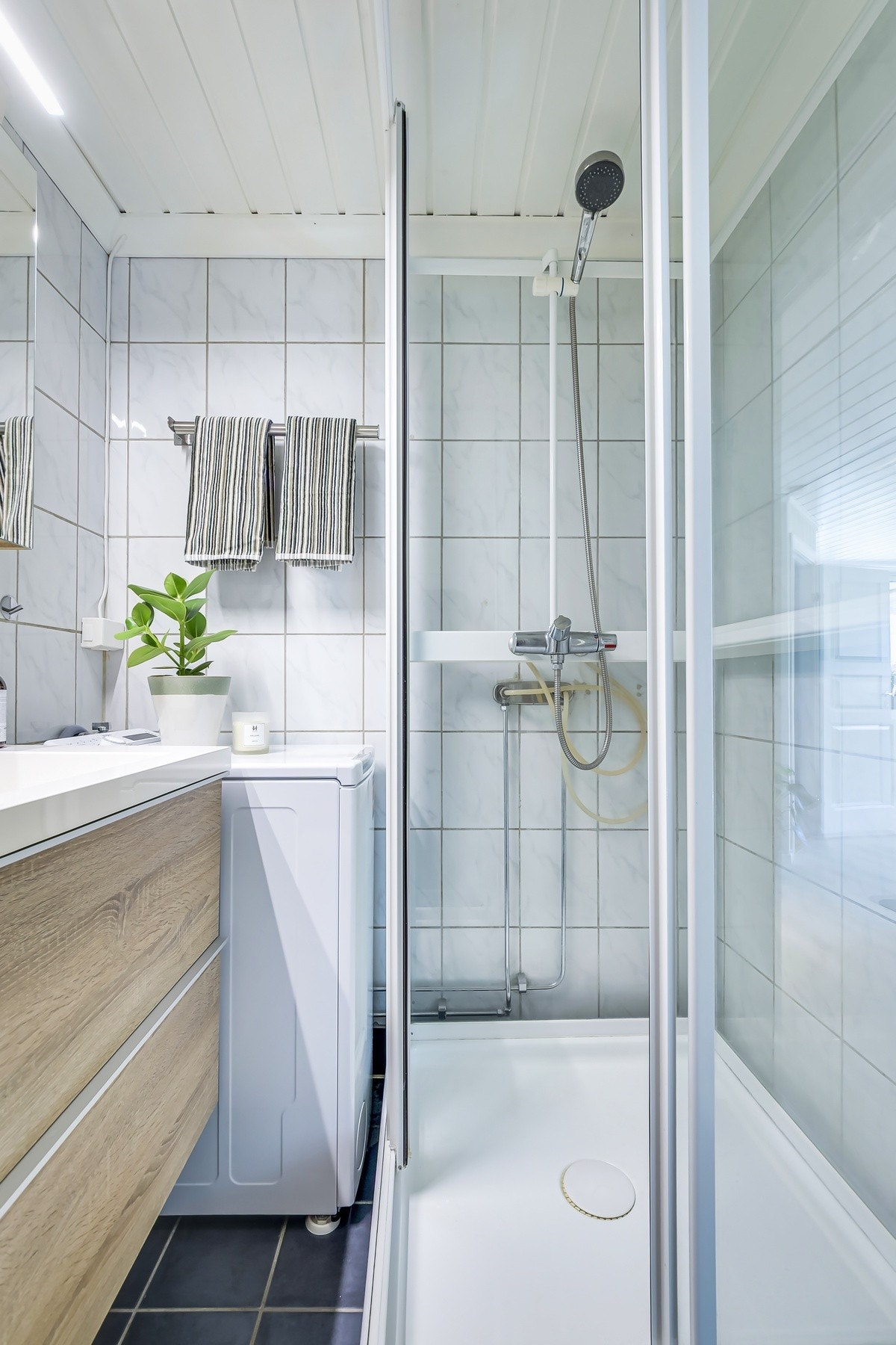 Med opplegg for vaskemaskin (40 cm bredde) er dette baderommet praktisk tilpasset hverdagen. Det også montert ny kurs og stikkontakt i 2018, og samsvarserklæring er datert 19.02.2018. Galleribilde