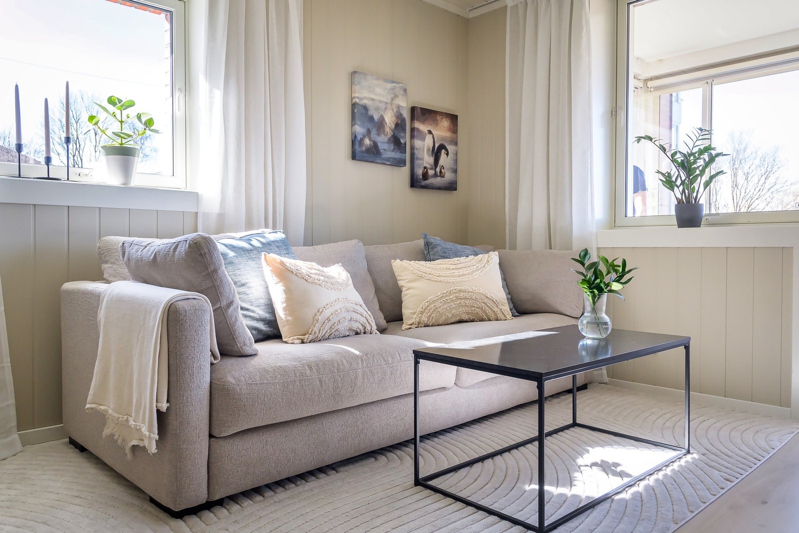 På gulvet er det laminat, og veggene er malt i lyse, moderne farger. Galleribilde