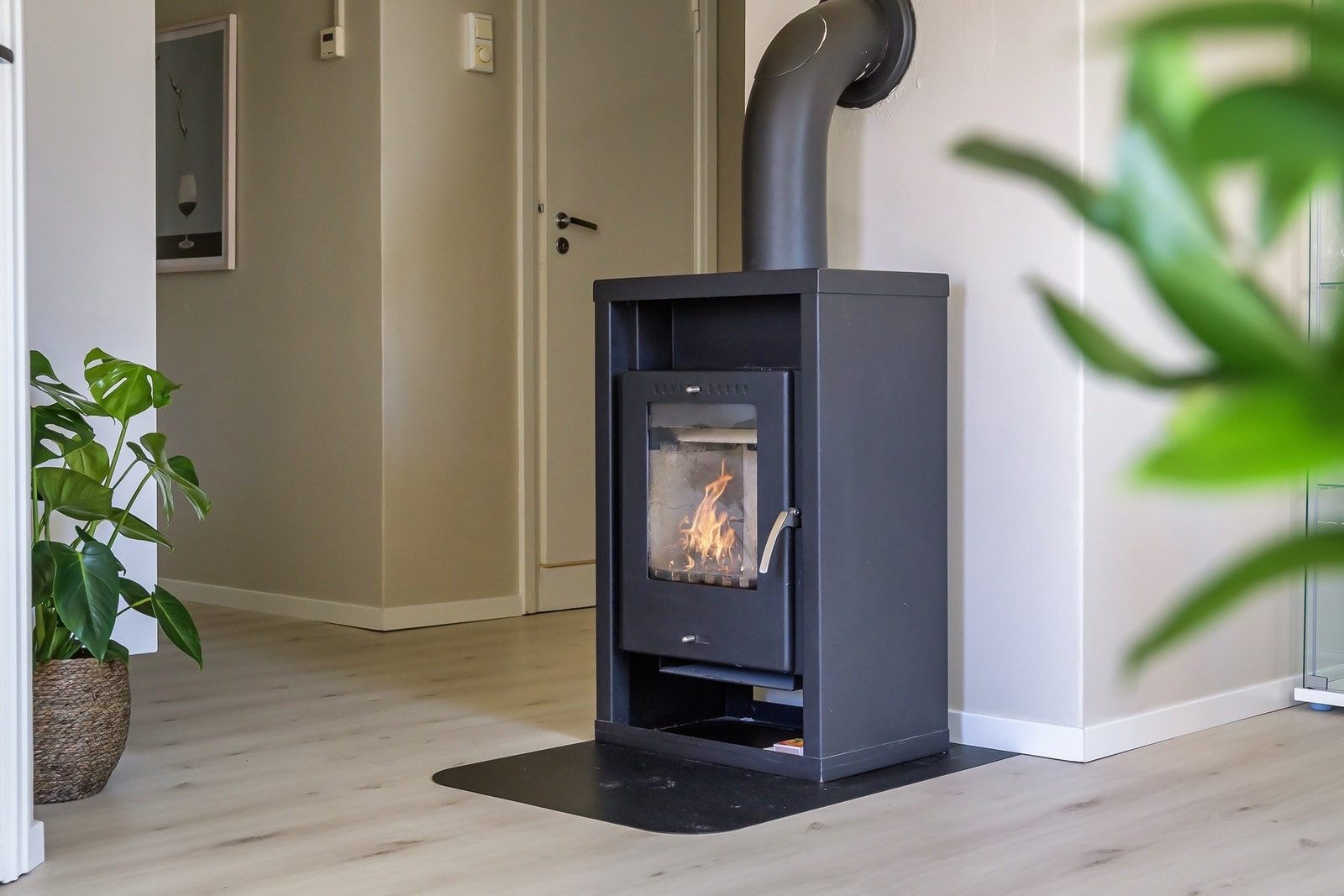 Rommet er utstyrt med en koselig peis, som både gir varme og en innbydende stemning. Galleribilde