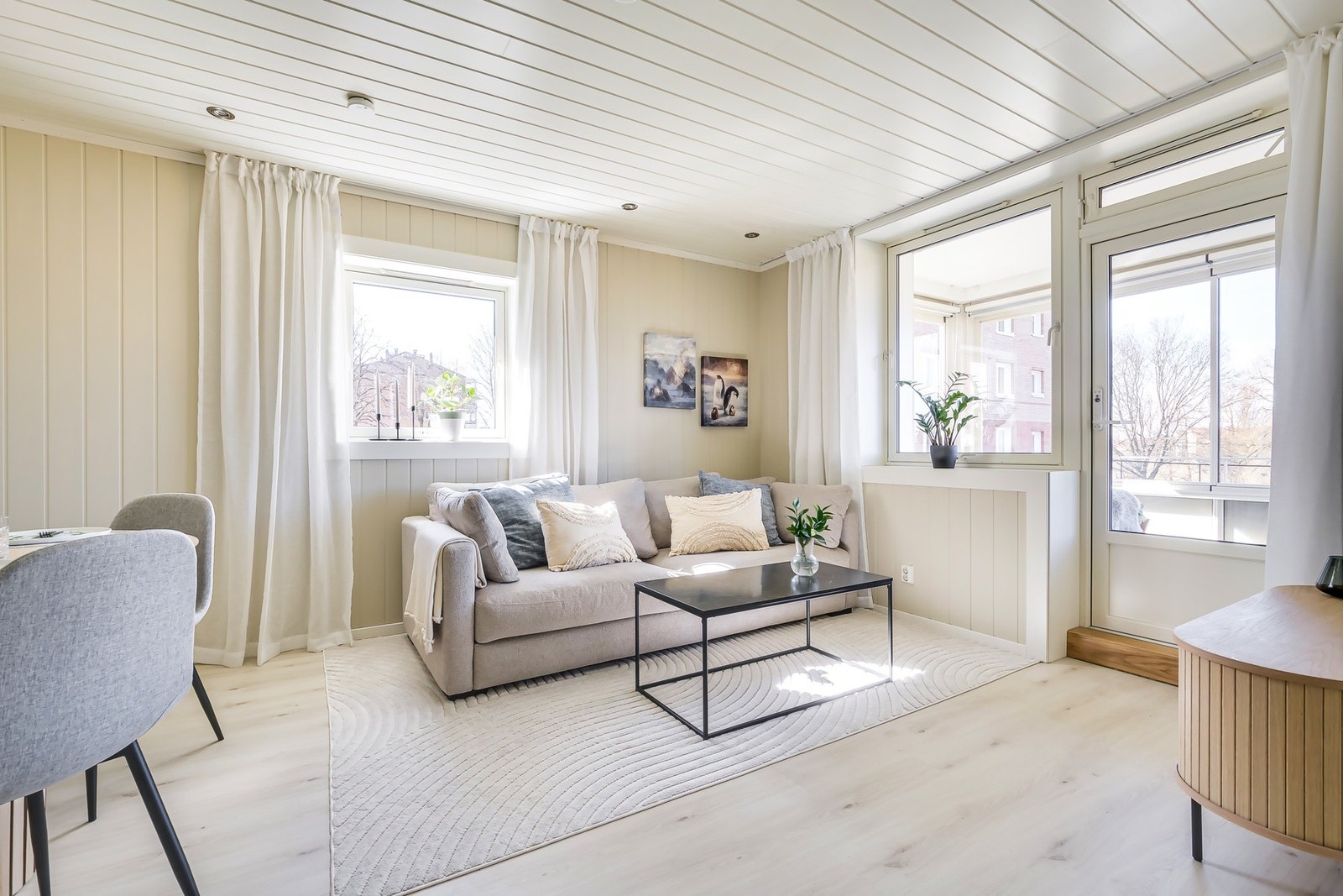 Stuen er lys og luftig med store vinduer fra 2019 og en balkongdør fra samme år som gir rikelig med naturlig lys. Galleribilde