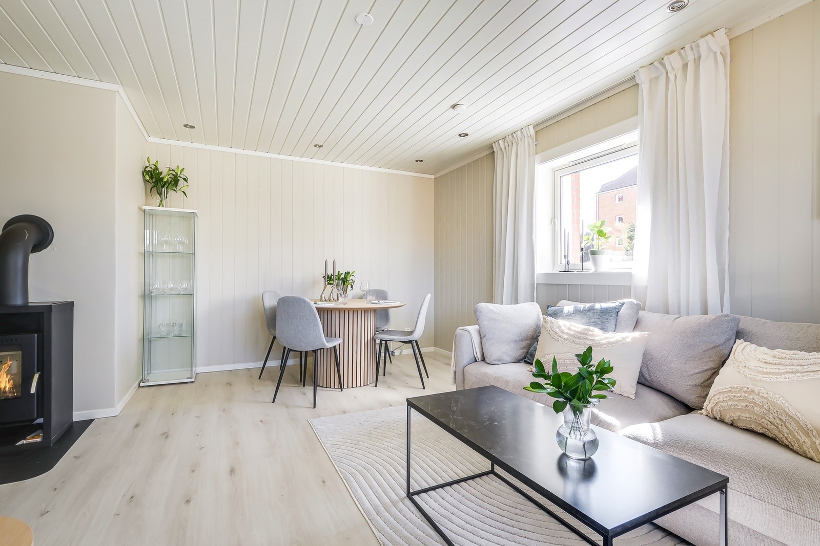 Stuen har god plass til både sofa og spisebord. Galleribilde