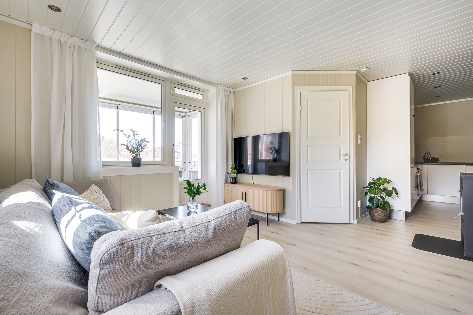 Fra stuen er det utgang til balkong. Galleribilde