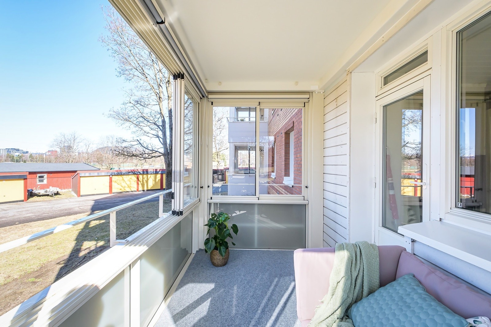 Her er det god plass til utemøbler og grill. Galleribilde