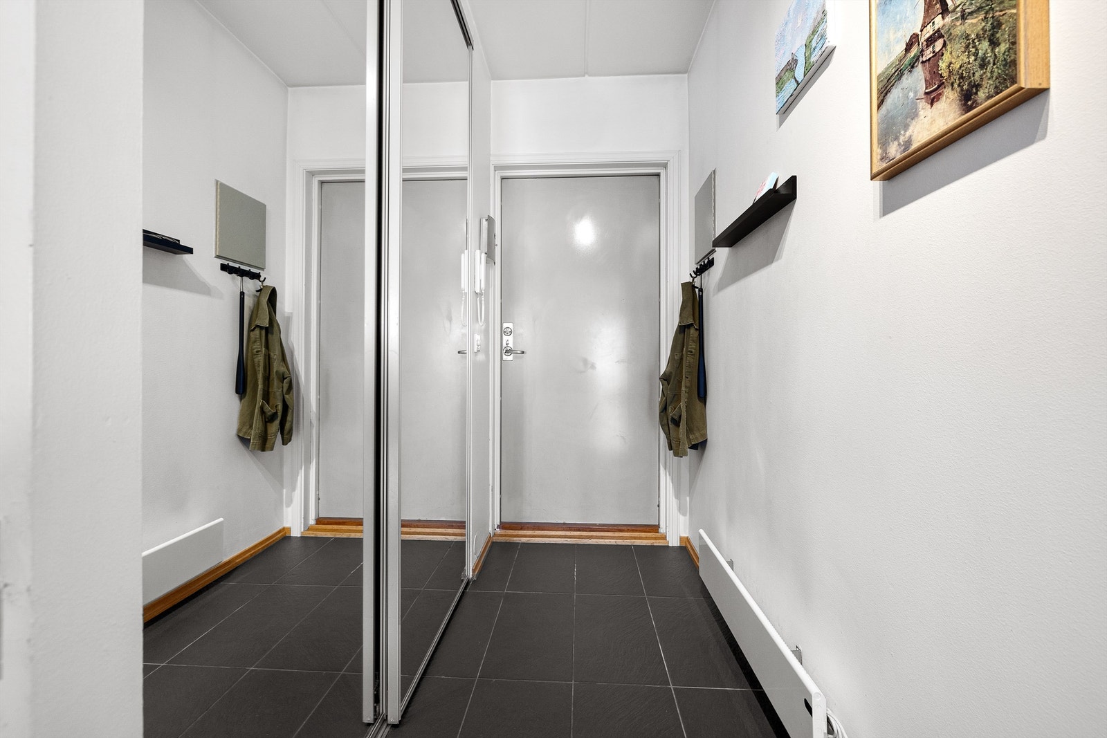 Lys, flislagt entré. Galleribilde