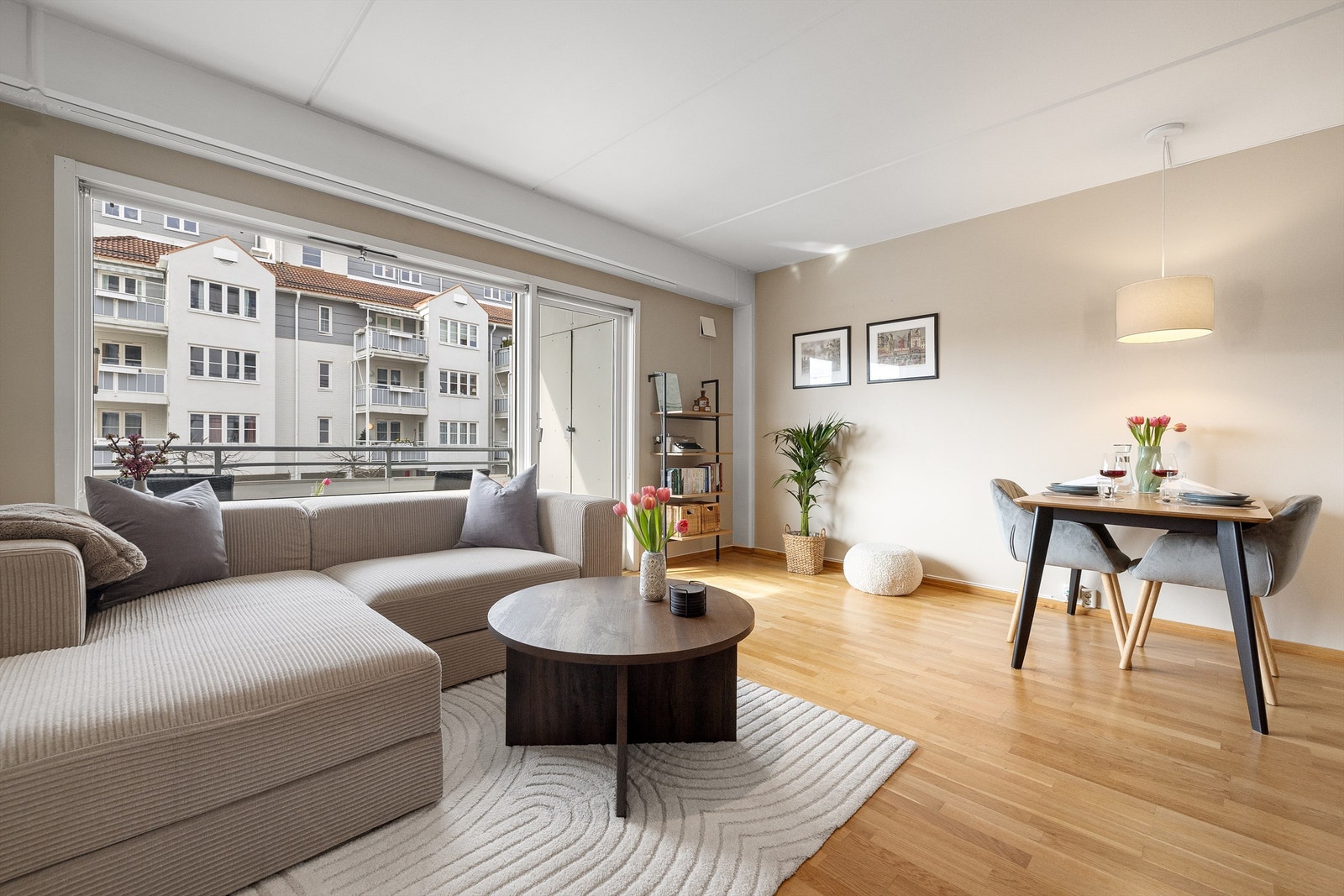 Velkommen til Stasjonsveien 69, en lys og gjennomgående 2-roms med vestvendt balkong! Galleribilde