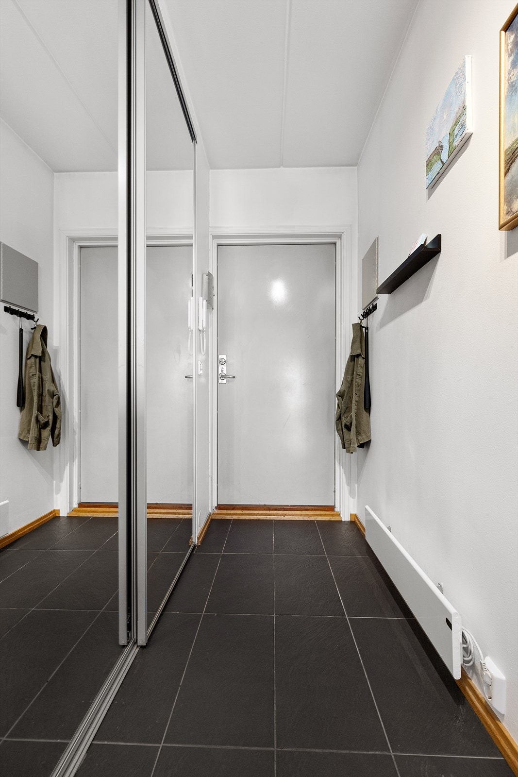 Romslig skyvedørsgarderobe med speilfronter som gir god plass til klesoppheng. Galleribilde