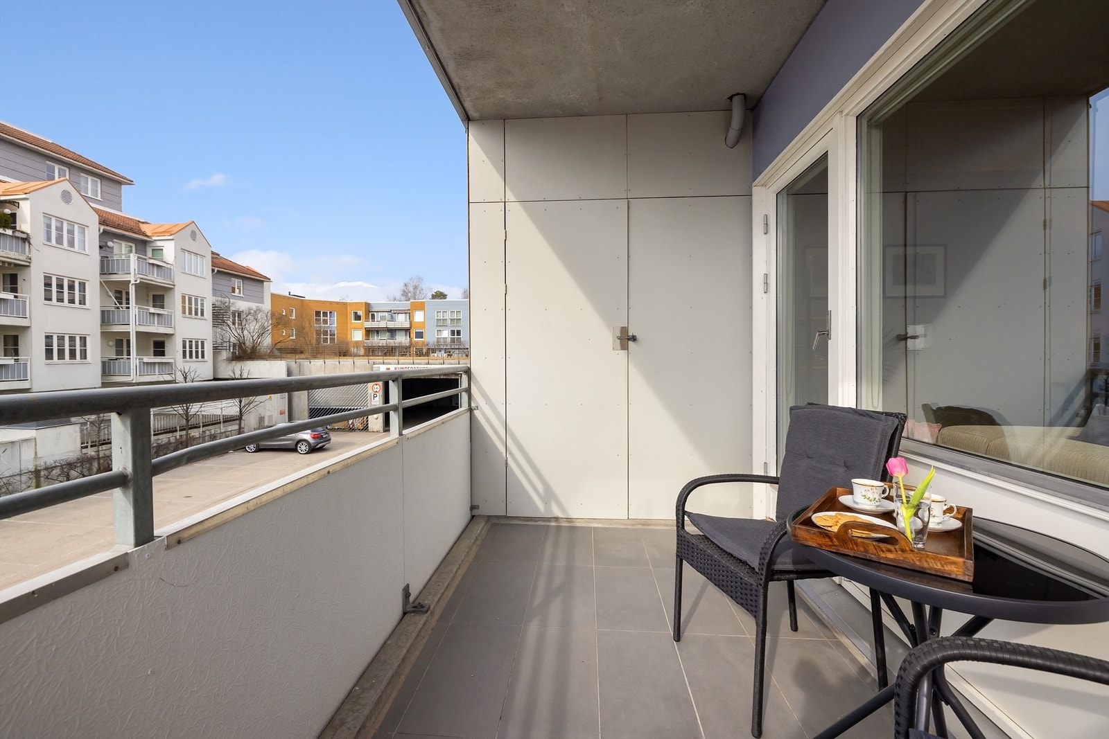 Vestvendt balkong med praktisk bod. Galleribilde