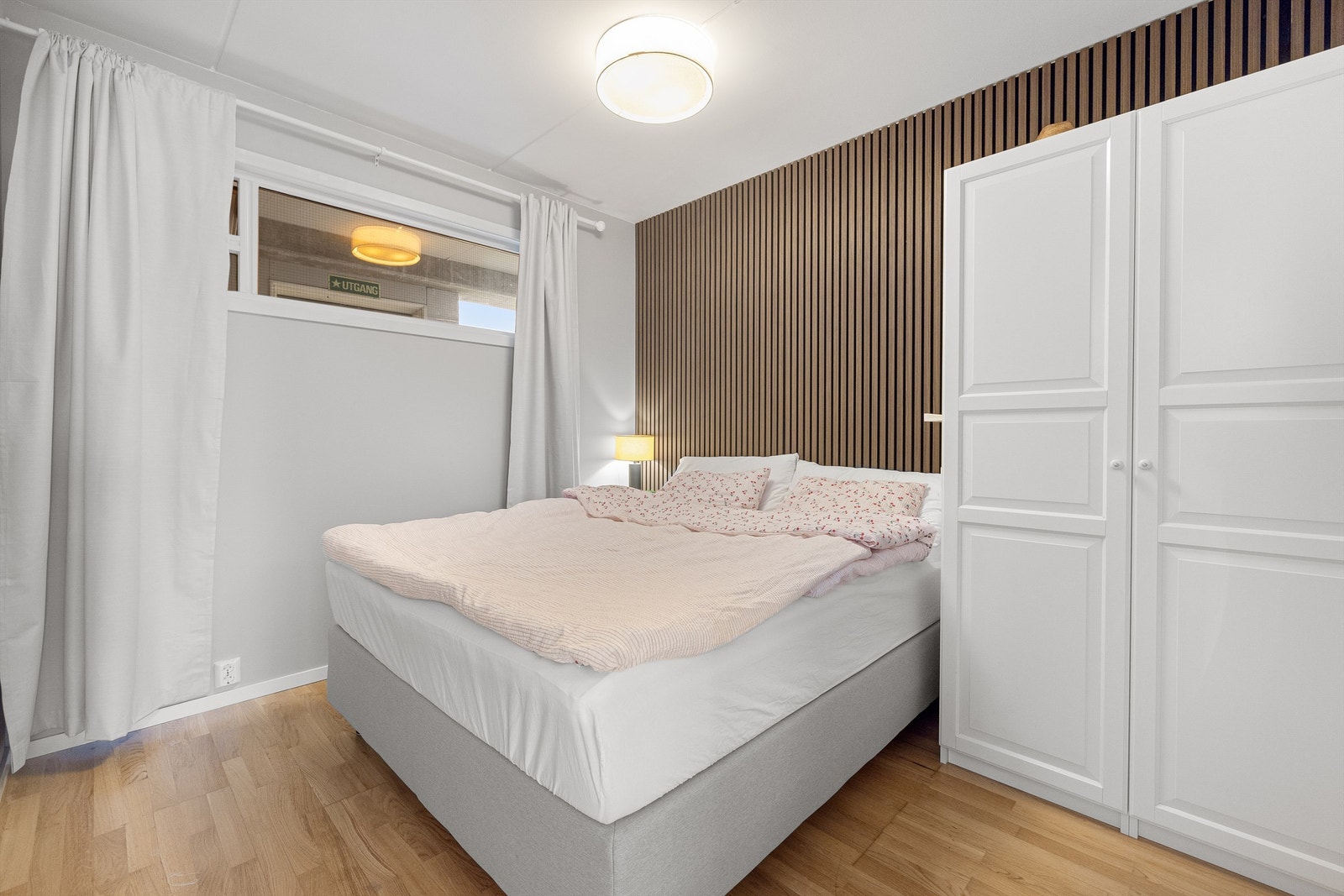 God plass til dobbeltseng med tilhørende nattbord Galleribilde