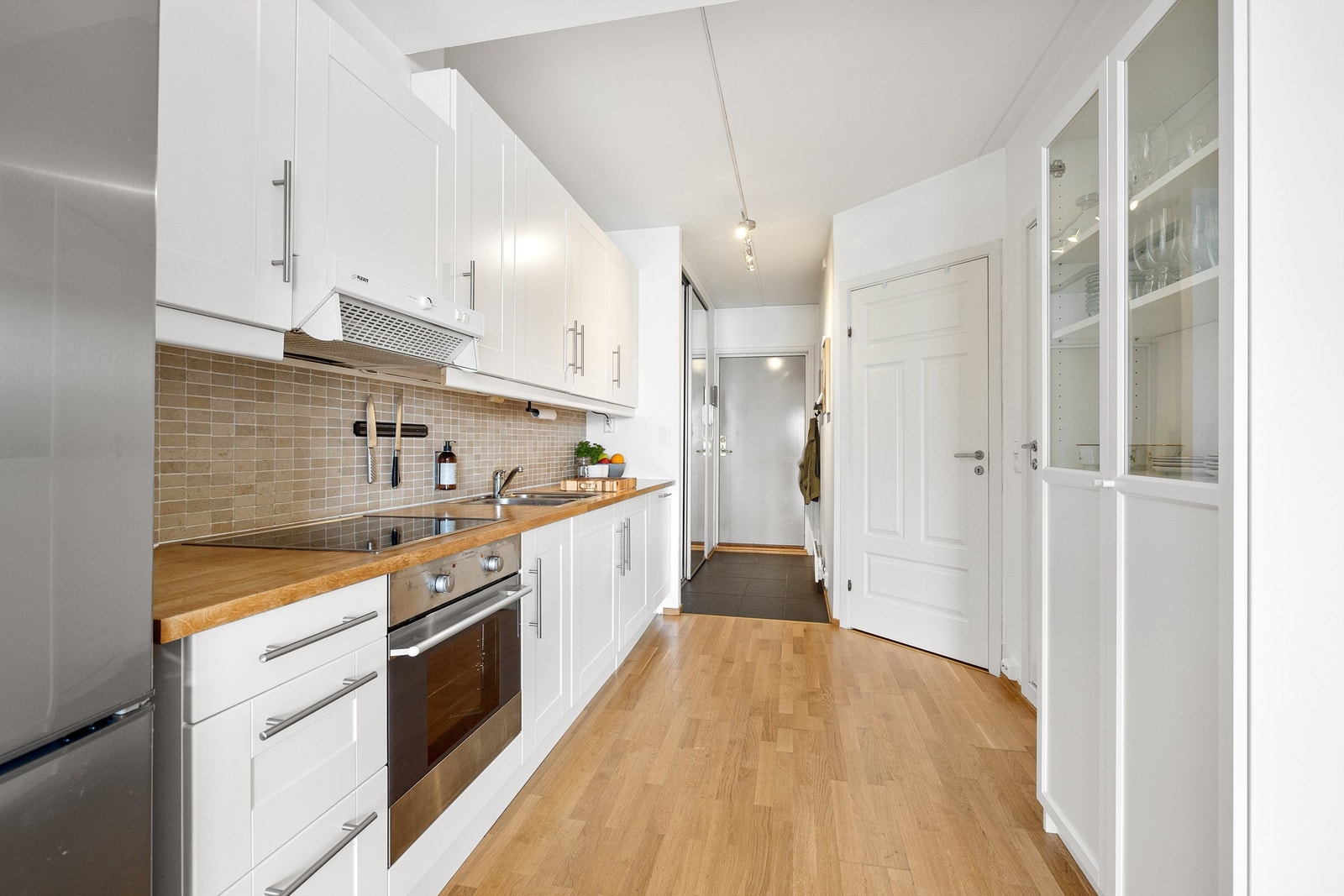 Åpen Kjøkkeninnredning fra byggeår med profilerte fronter. Galleribilde