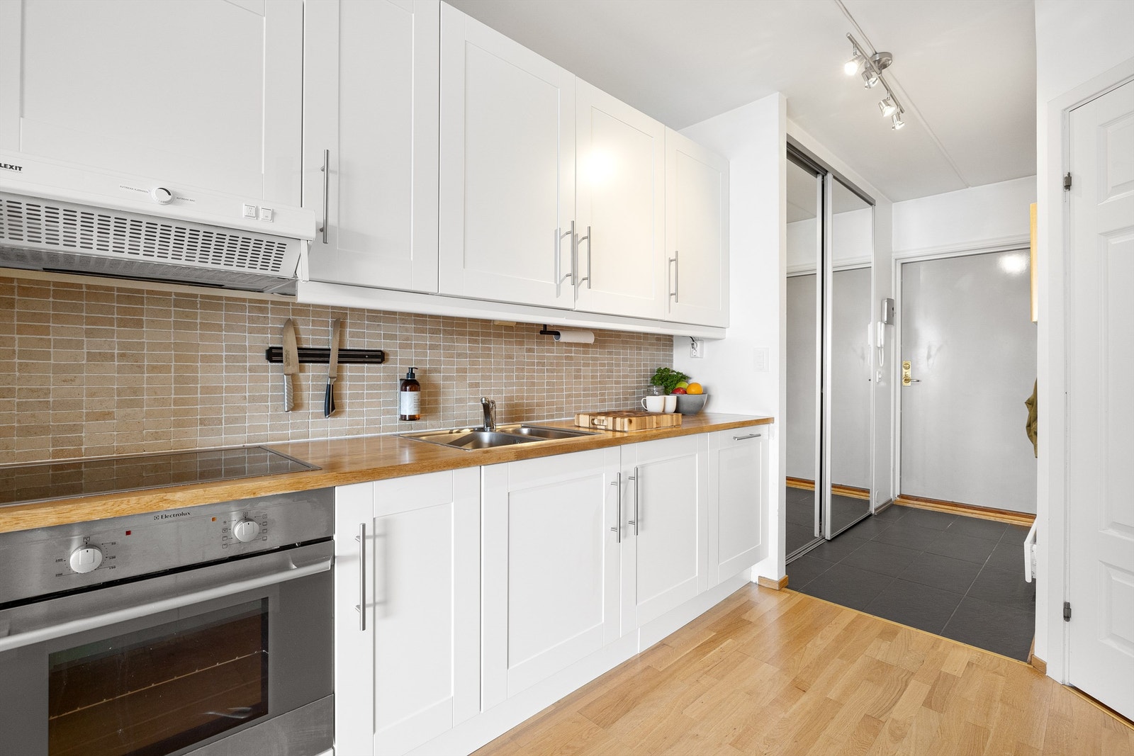 Benkeplate av tre med nedfelt oppvaskkum. Galleribilde