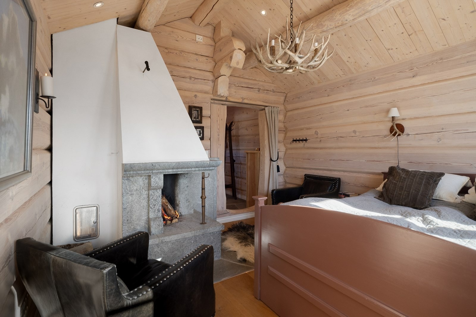 I stuen finner du en imponerende spesialdesignet peis i kleberstein fra Norsk Granitt, som skaper en koselig og intim stemning. Galleribilde