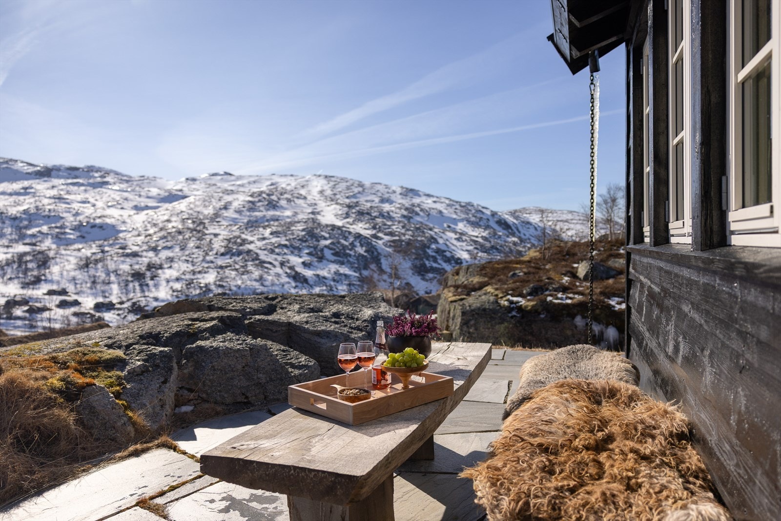 Hytten har herlig skiferbelagt terrasse, hvor du kan nyte solen og den vakre utsikten. Galleribilde