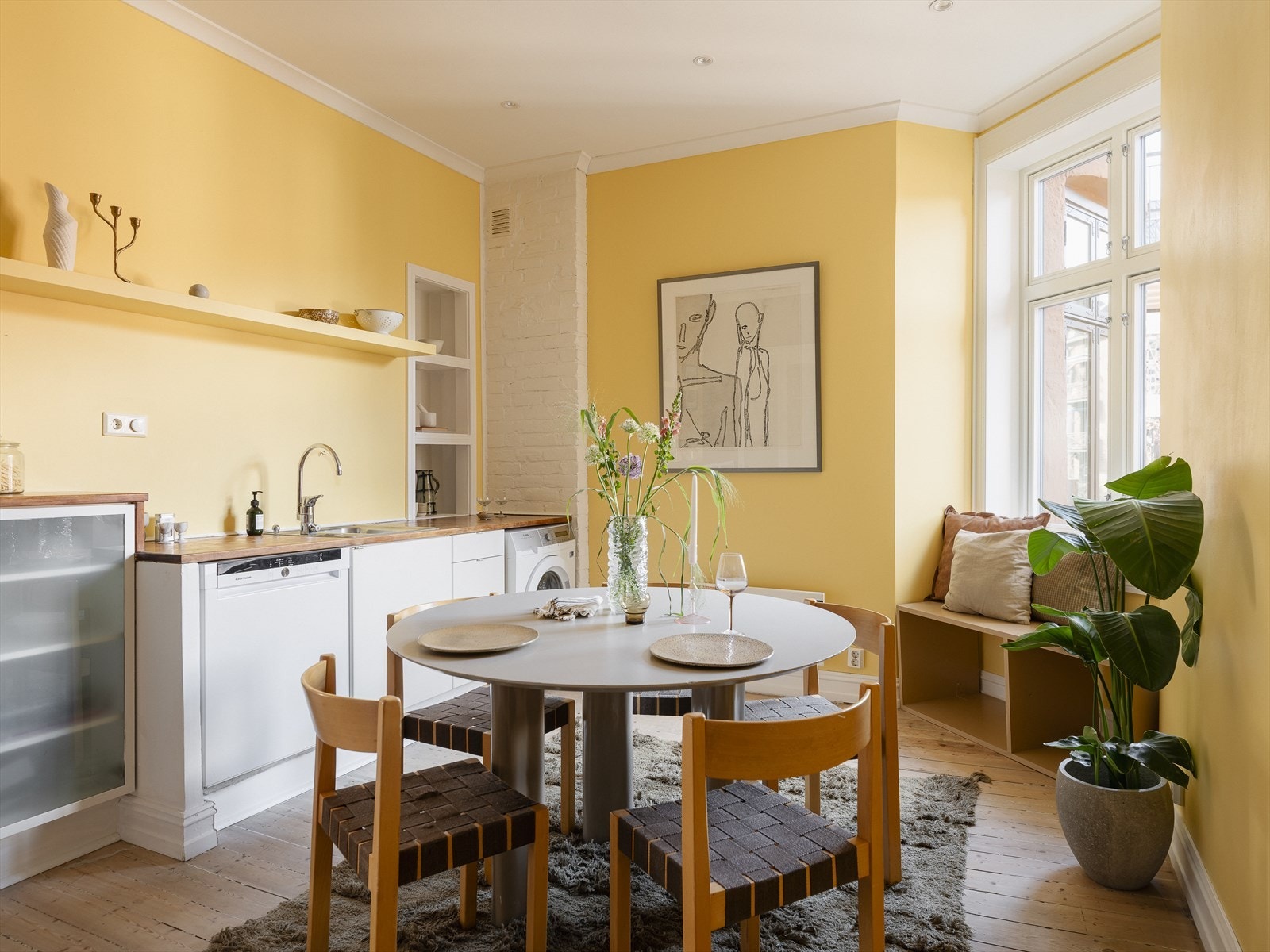 Det separate kjøkkenet er både funksjonelt og stilfullt - et rom hvor matlaging blir en glede. Kjøkkenet har glatte, lyse fronter med heltre benkeplate samt flotte detaljer som teglstein. Galleribilde