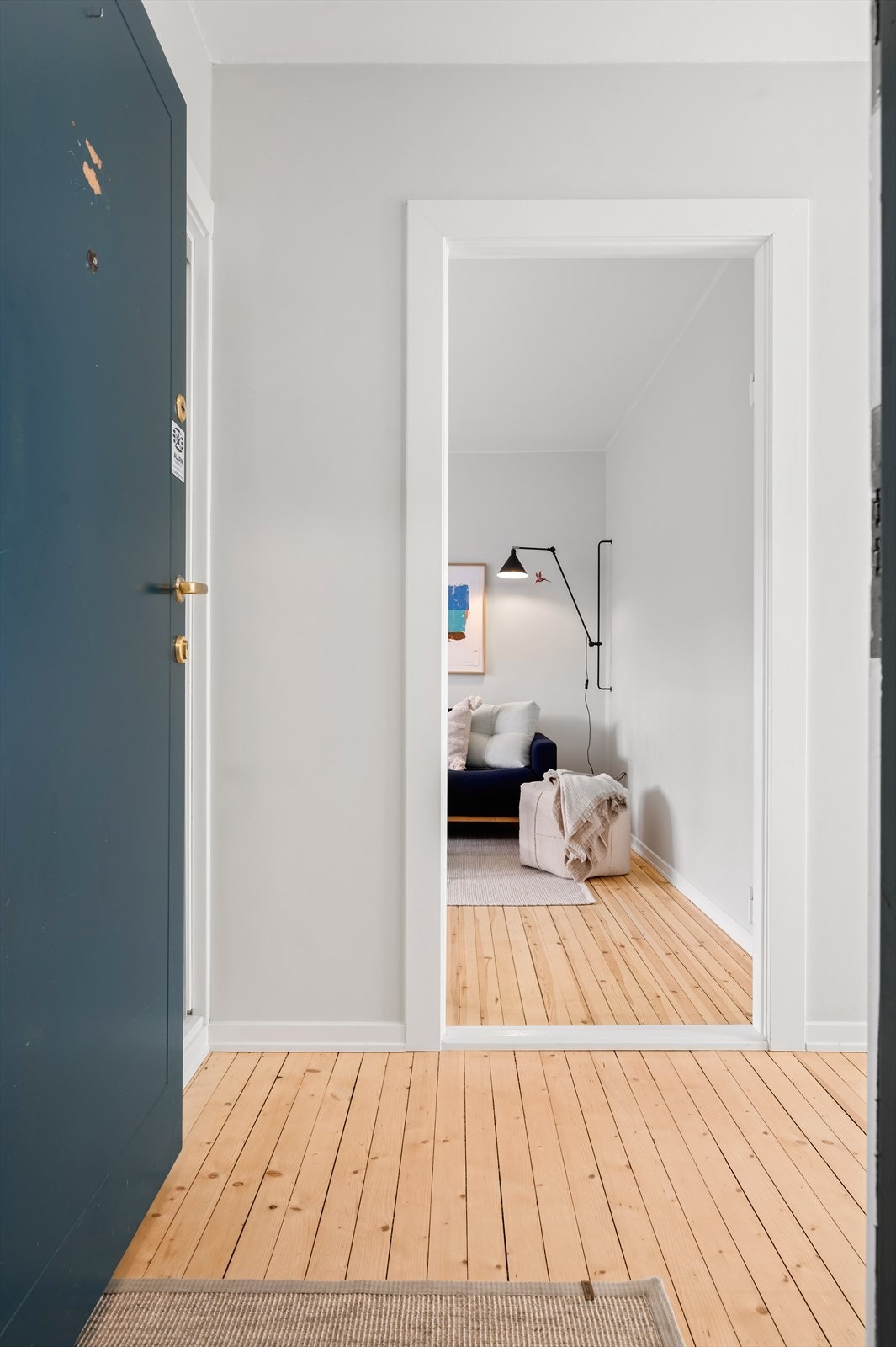 Entréen har direkte adkomst til samtlige av boligens rom og knytter rommene fint sammen. Galleribilde