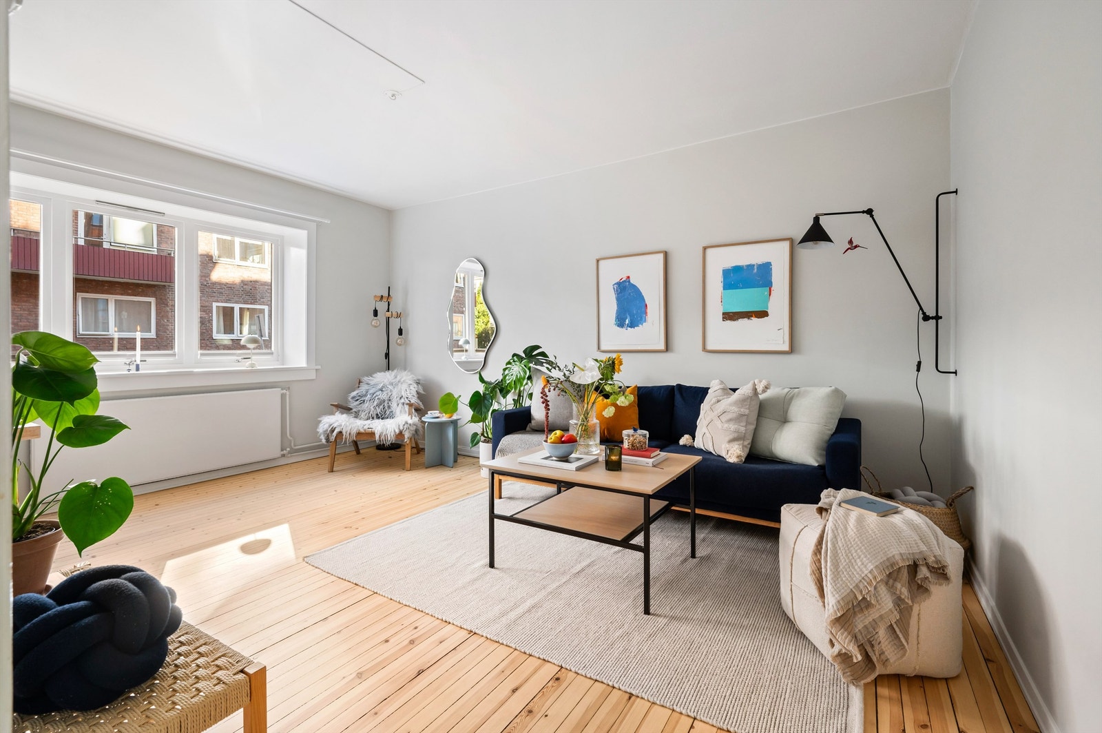 Det er god plass til sofagruppe, tilhørende salongbord og tv-seksjon. Galleribilde