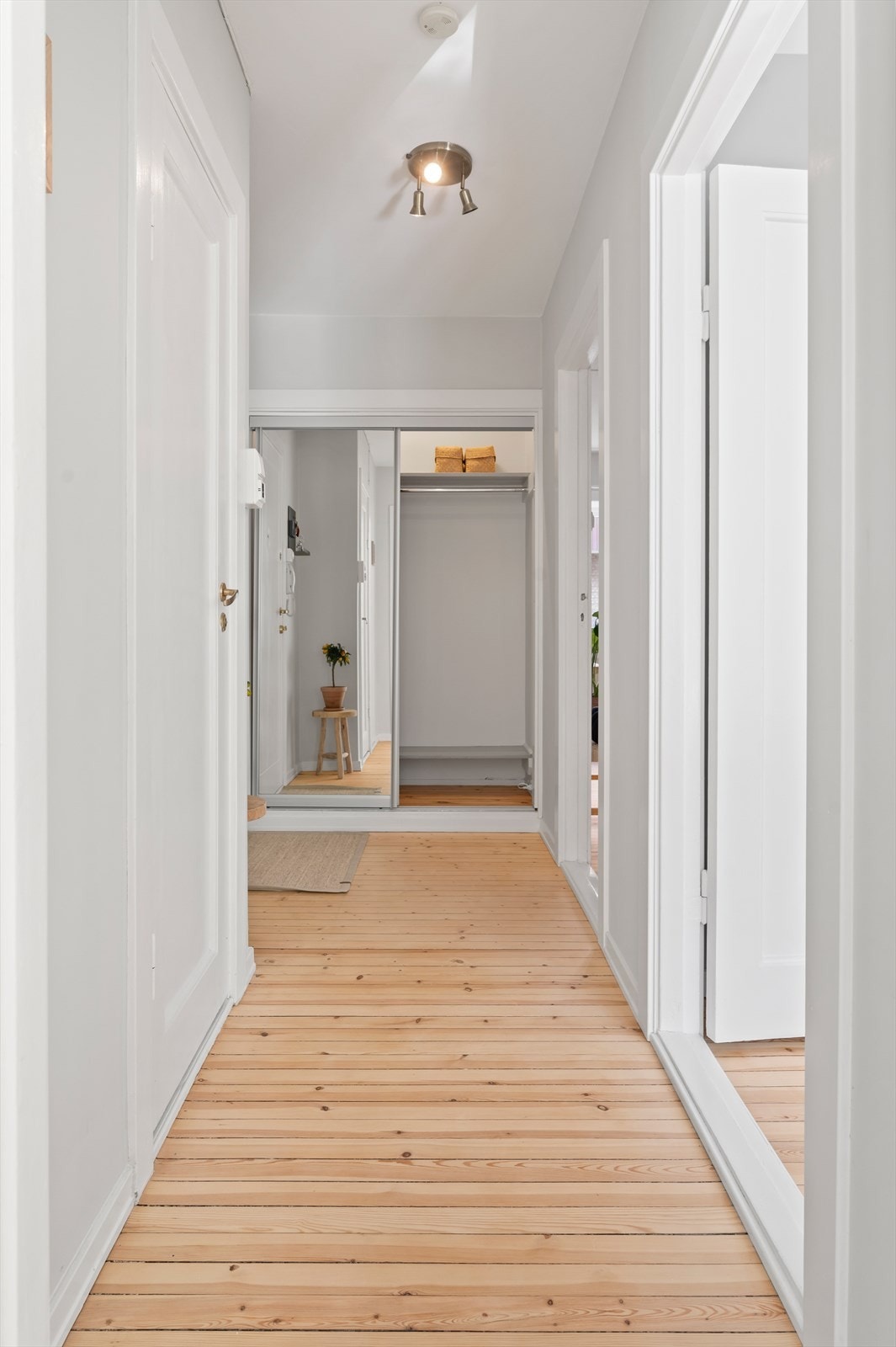 Velkommen inn! Entréen er innbydende og gir et godt førsteinntrykk av leiligheten. Galleribilde