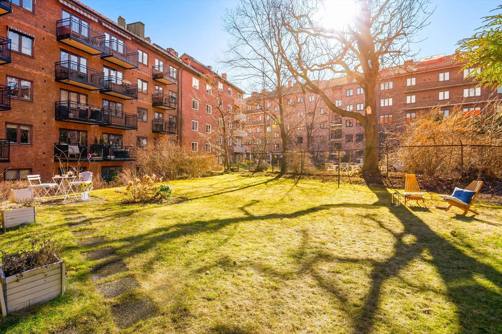 Velkommen til denne pent opparbeidede bakgården som er til felles bruk for beboerne i dette rolige kvartalet Galleribilde