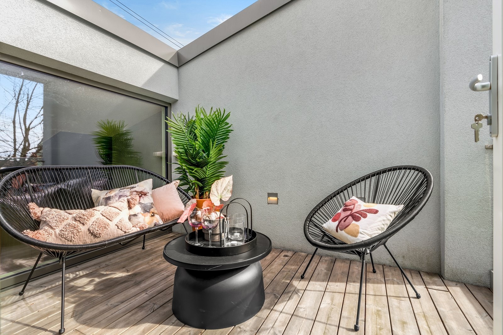 Her er det plass til en hyggelig sittegruppe, perfekt for morgenkaffen eller en avslappende stund utendørs. Galleribilde