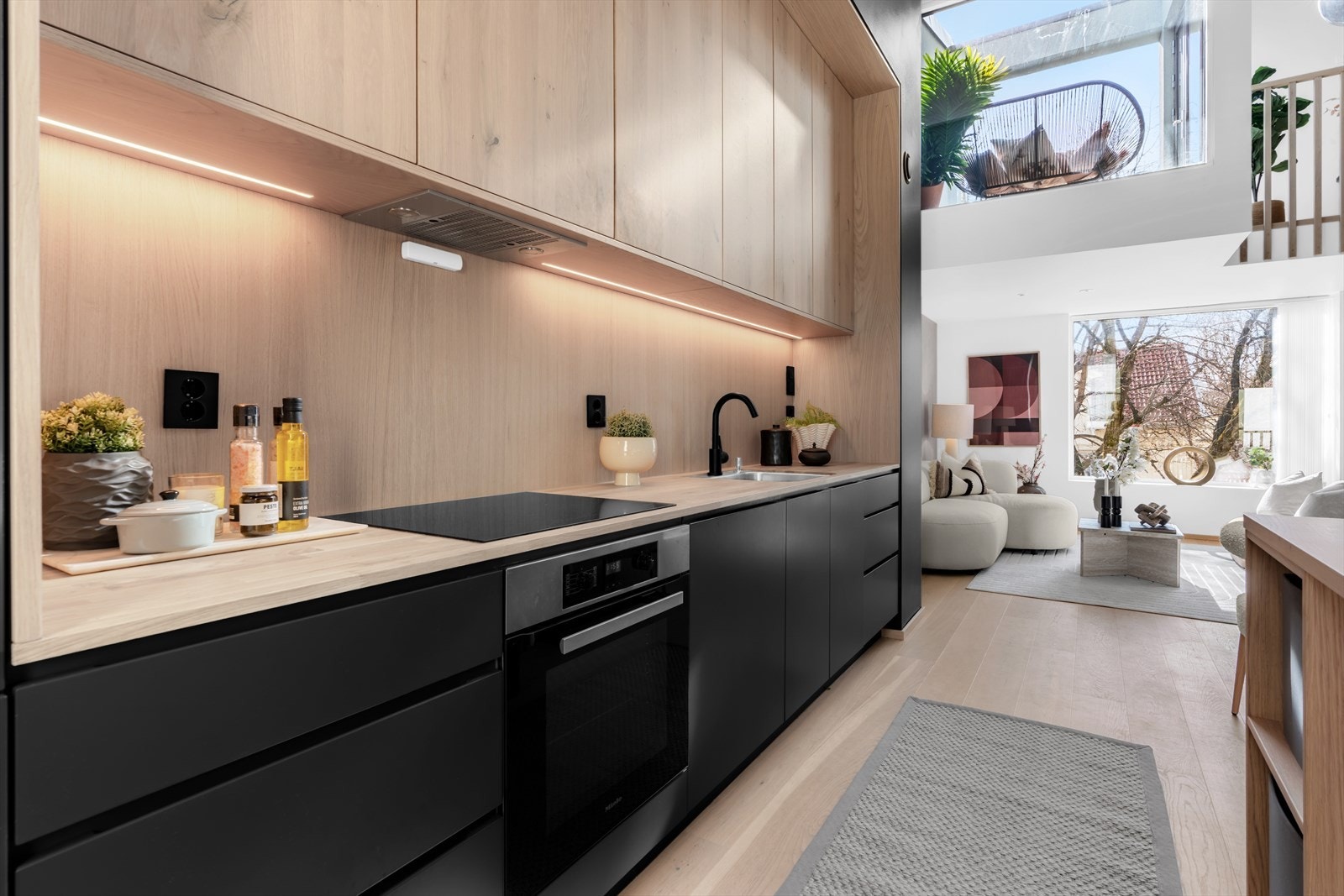 Hvert element er nøye utvalgt for å skape et tidløst og praktisk kjøkken, perfekt for både matlaging og sosiale anledninger. Galleribilde