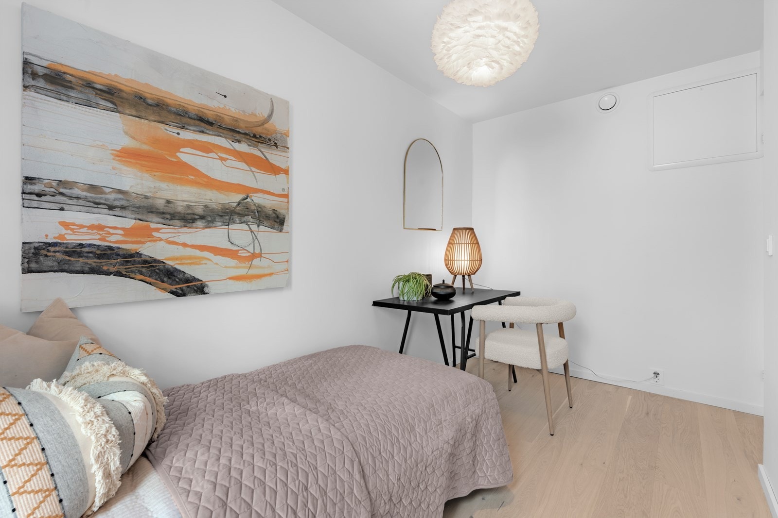 Rommet er allsidig og kan enkelt tilpasses etter dine behov - enten som barnerom, gjesterom eller hjemmekontor. Galleribilde