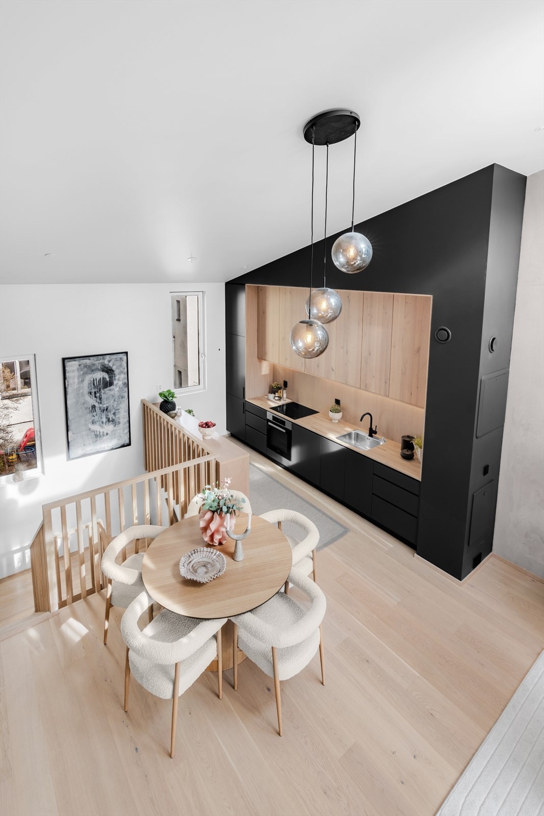 Boligen er oppvarmet med vannbåren gulvvarme, som gir jevn og effektiv varmefordeling i hele rommet. Galleribilde