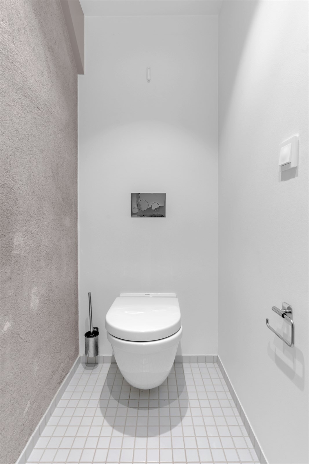 Praktisk og flislagt toalettrom med moderne innredning. Galleribilde