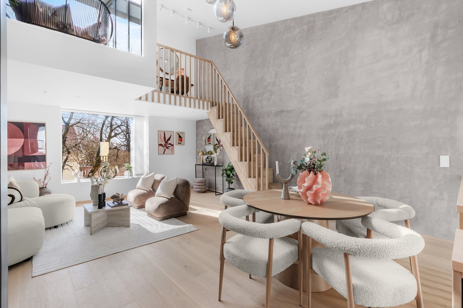 Den svært generøse takhøyden, med et høyeste mål på imponerende 6,67 meter, gir rommet en fantastisk romfølelse. Galleribilde