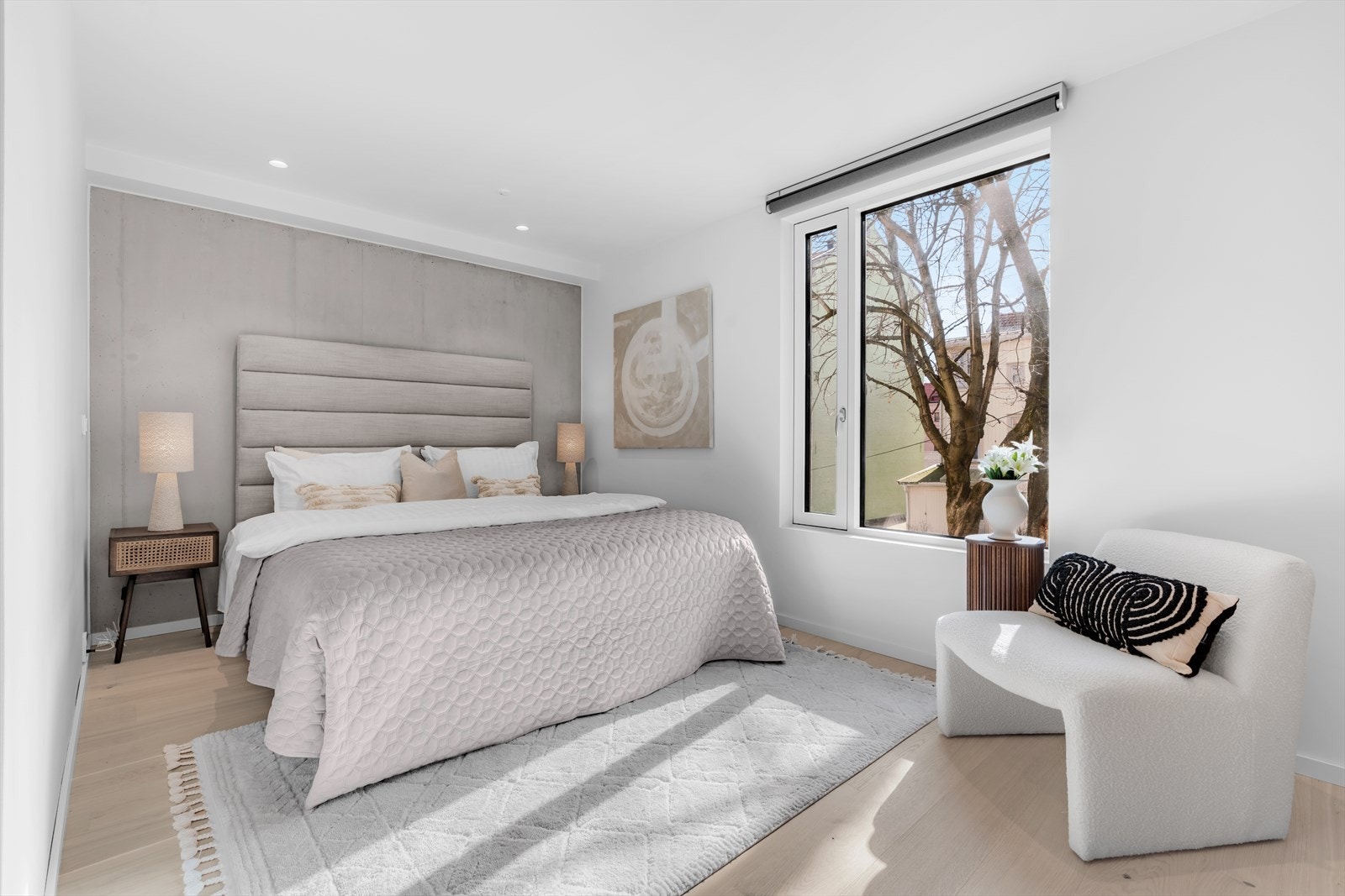 De lyse fargevalgene på veggene, sammen med store vindusflater, skaper en lys og behagelig atmosfære. Galleribilde