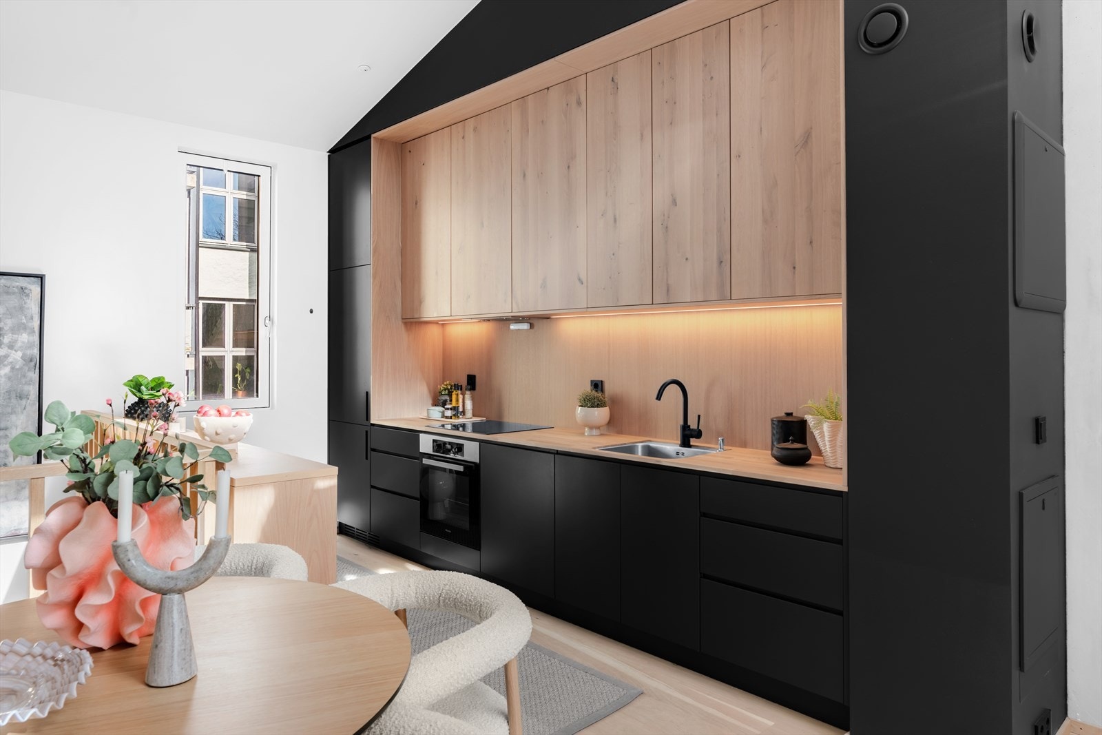 Et Hamran-kjøkken er designet for å vare, både når det gjelder funksjonalitet og estetikk. Med solid håndverk og tidløs design er det laget for å møte både dagens og fremtidens behov, og gir et langvarig inntrykk av kvalitet og stil. Galleribilde