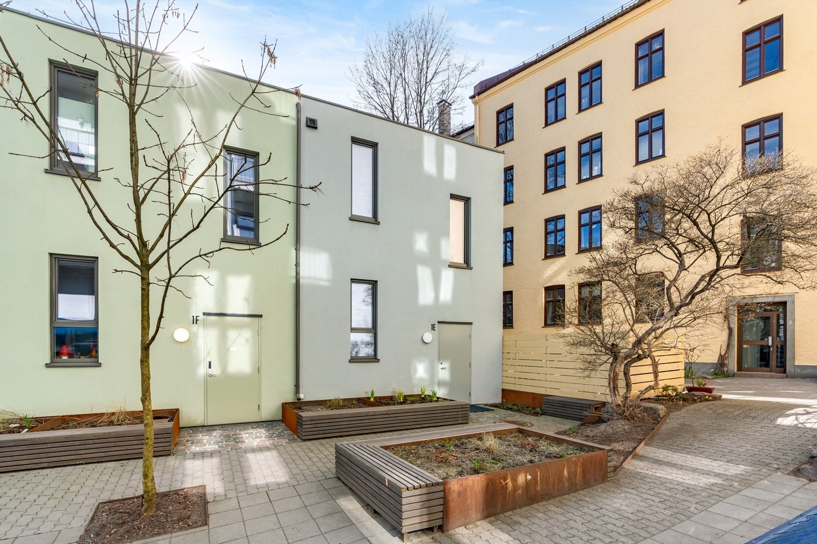 Dette nybygde townhouse, arkitekttegnet av Reiulf Ramstad Arkitekter, skiller seg ut med et lekent fasadeuttrykk i tradisjonelle Oslo-farger. Galleribilde