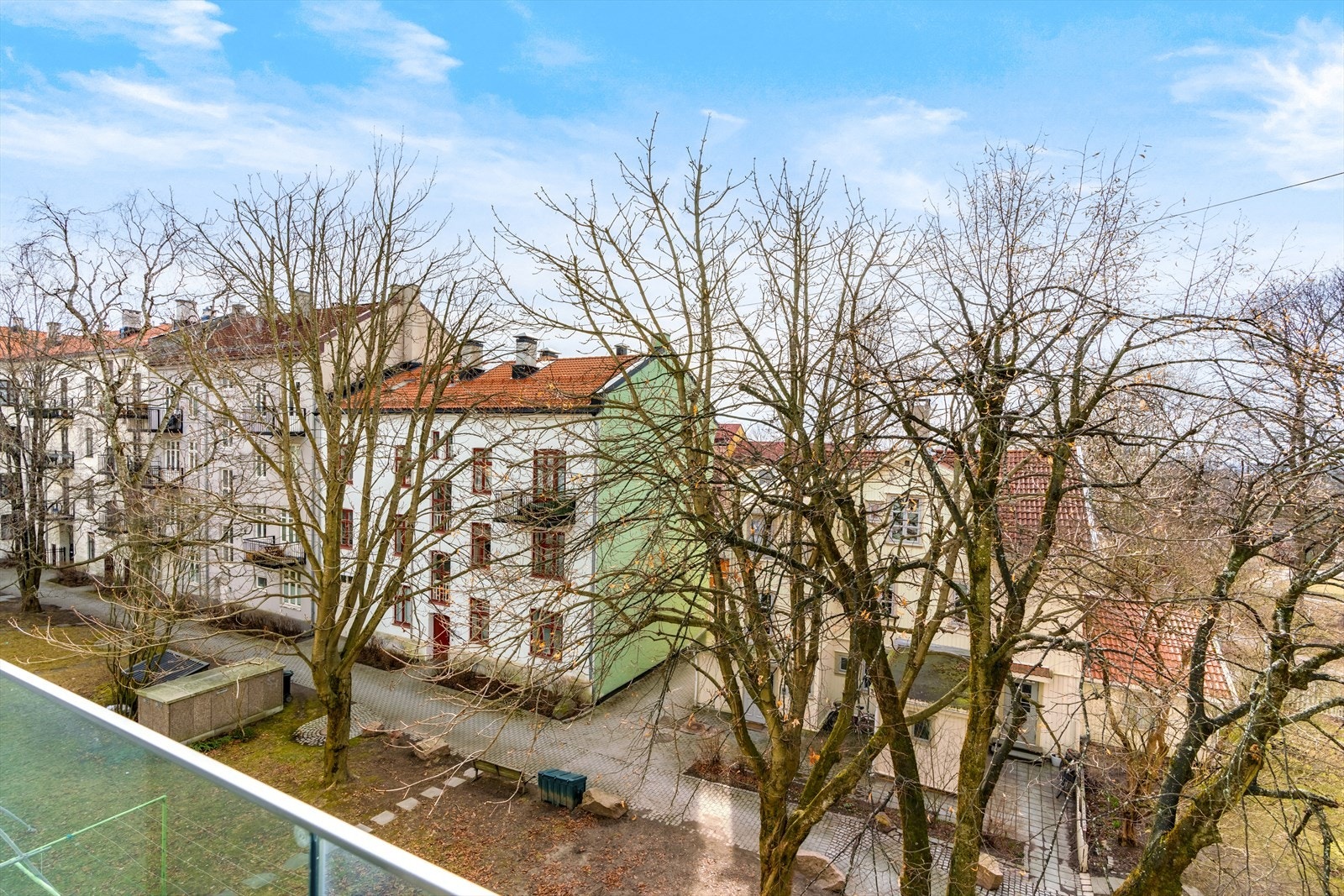 Takterrassen vender ut mot et rolig og naturskjønt grøntområde, som gir en fredelig og privat atmosfære. Galleribilde