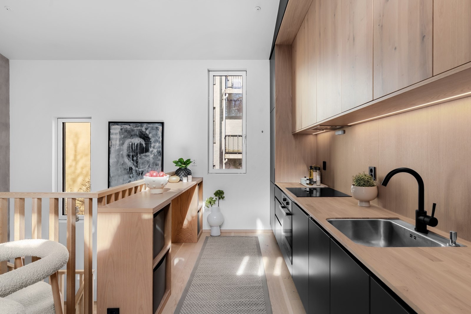 Kjøkkenet er utstyrt med en ventilator fra Røros med avkast direkte ut, samt integrerte hvitevarer fra Miele. Galleribilde