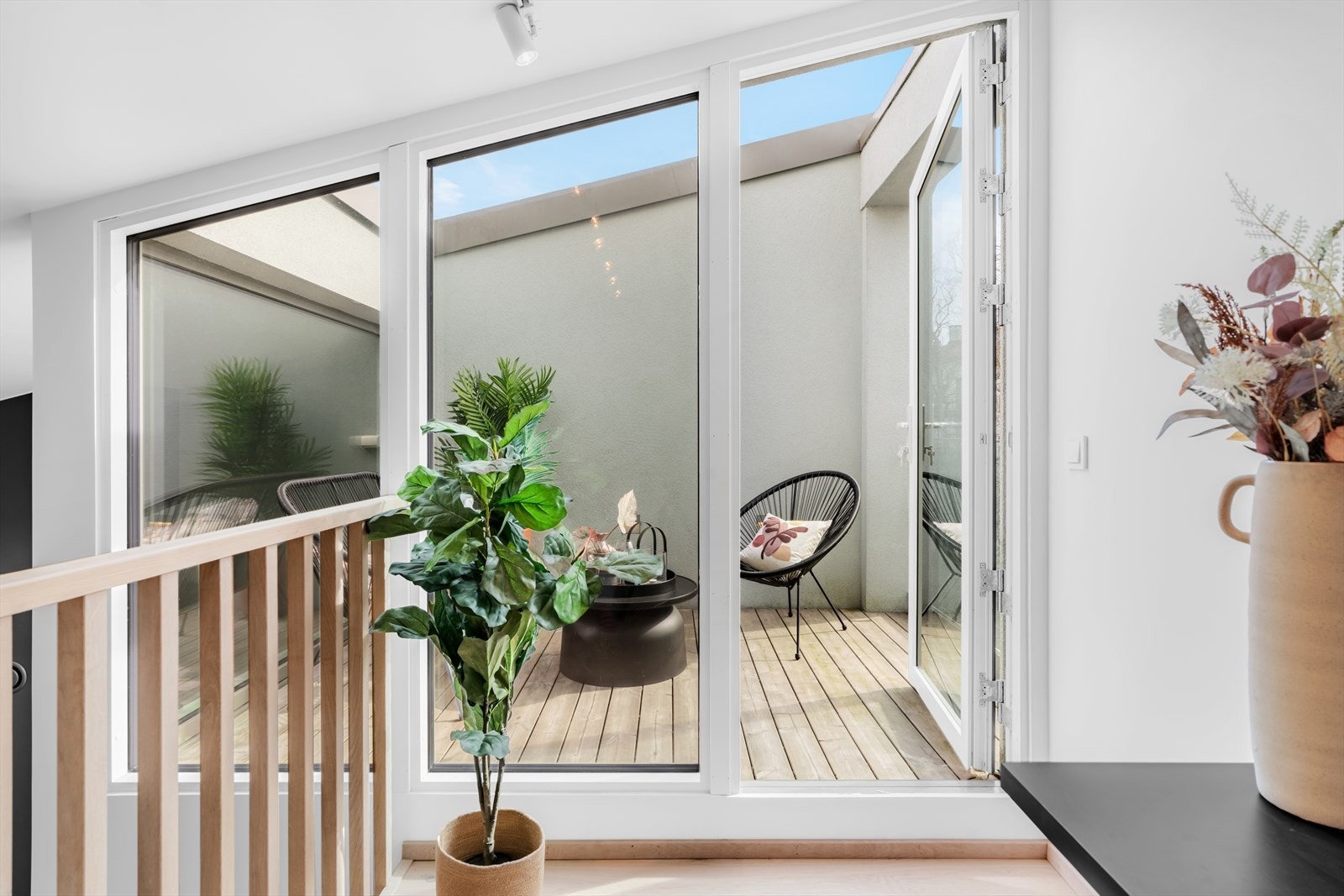 Fra mesaninen er det utgang til en sydvendt takterrasse på ca. 6 kvm. Galleribilde