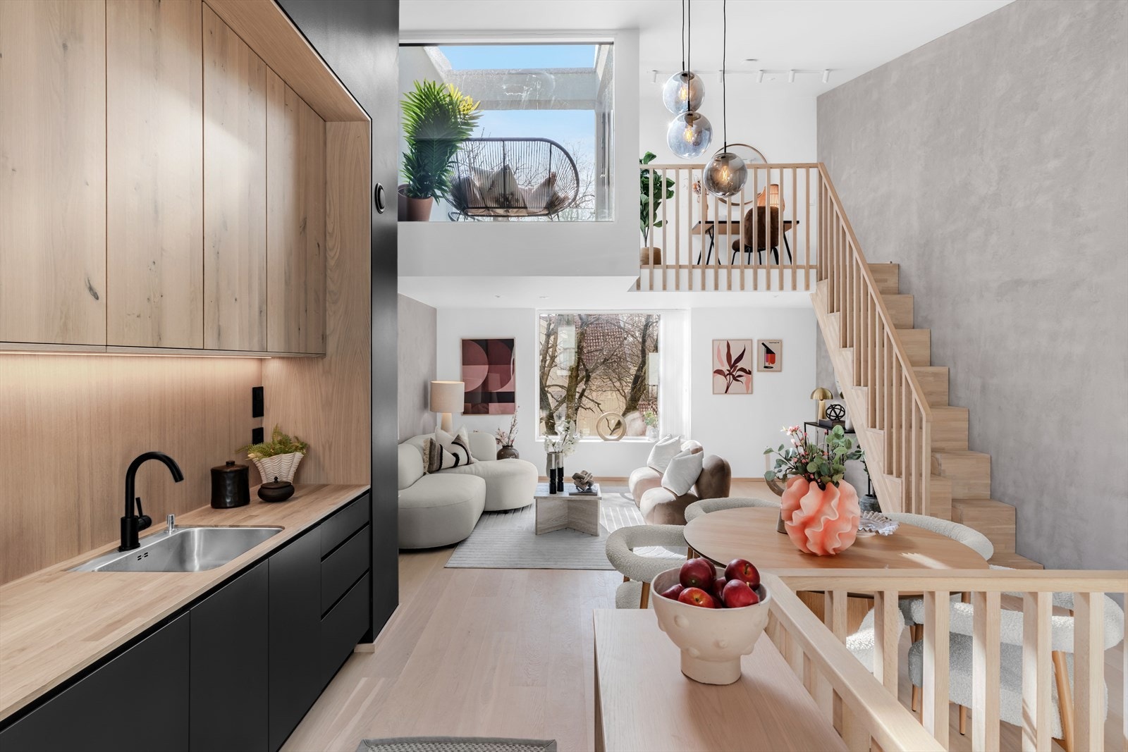 Sambatrappen i eik gir et unikt og funksjonelt designvalg. Galleribilde