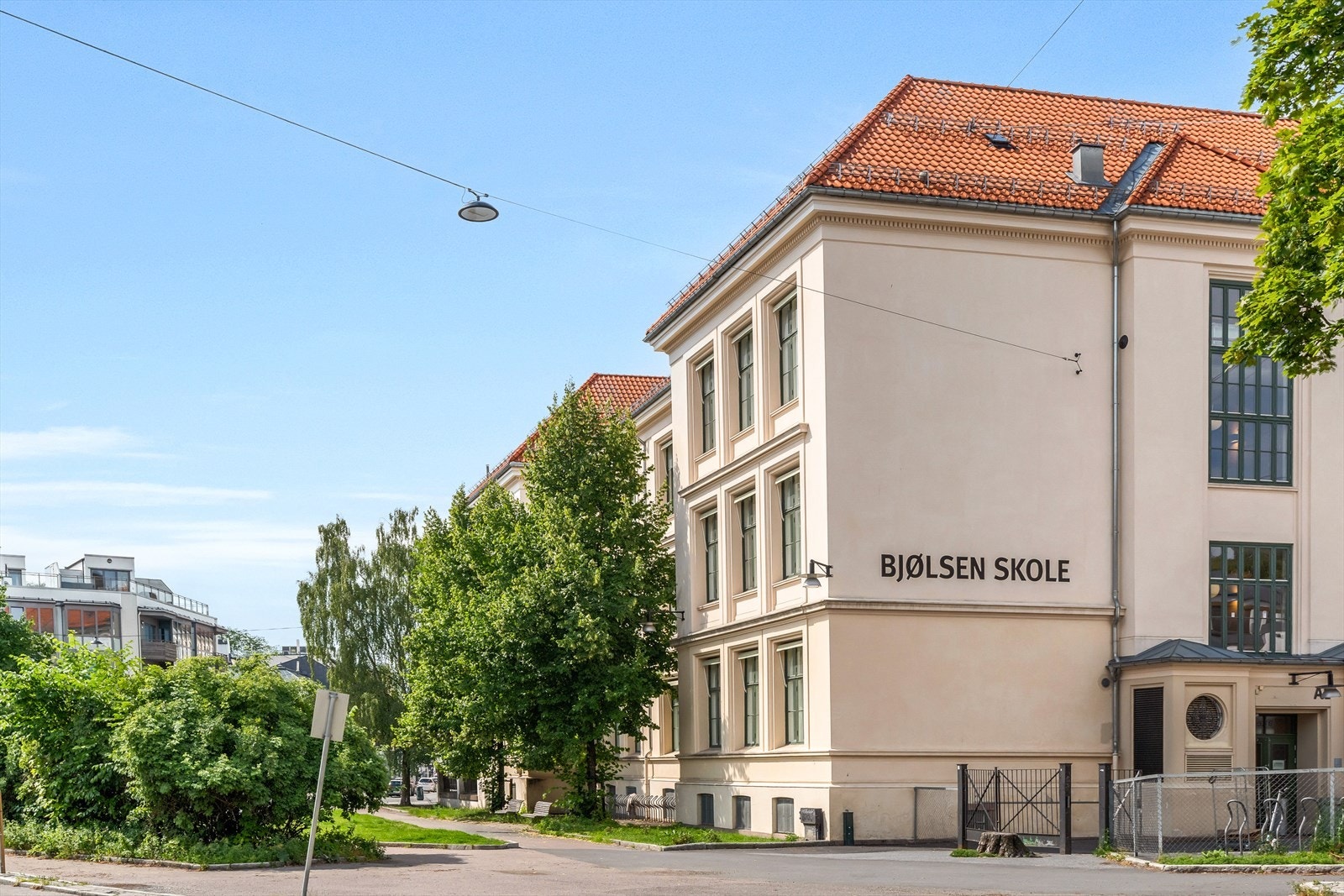 Boligen tilhører skolekretsen til Bjølsen skole. Galleribilde