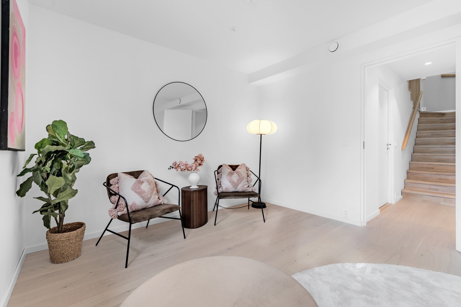 Her er det god plass til en sofagruppe, TV-møbler og annet ønsket møblement, noe som gjør det til et ideelt TV-rom, spillrom eller uformelt oppholdsrom. Galleribilde