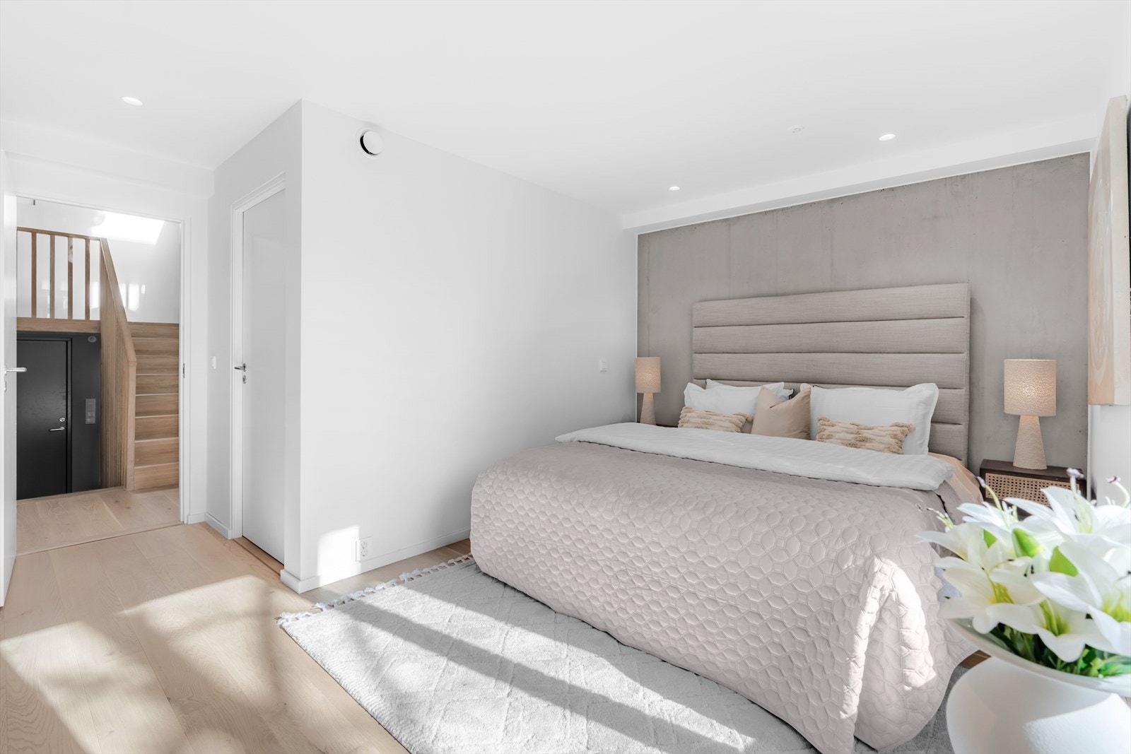 Hovedsoverommet er romslig, med plass til dobbeltseng, nattbord og tilhørende møbler. Galleribilde