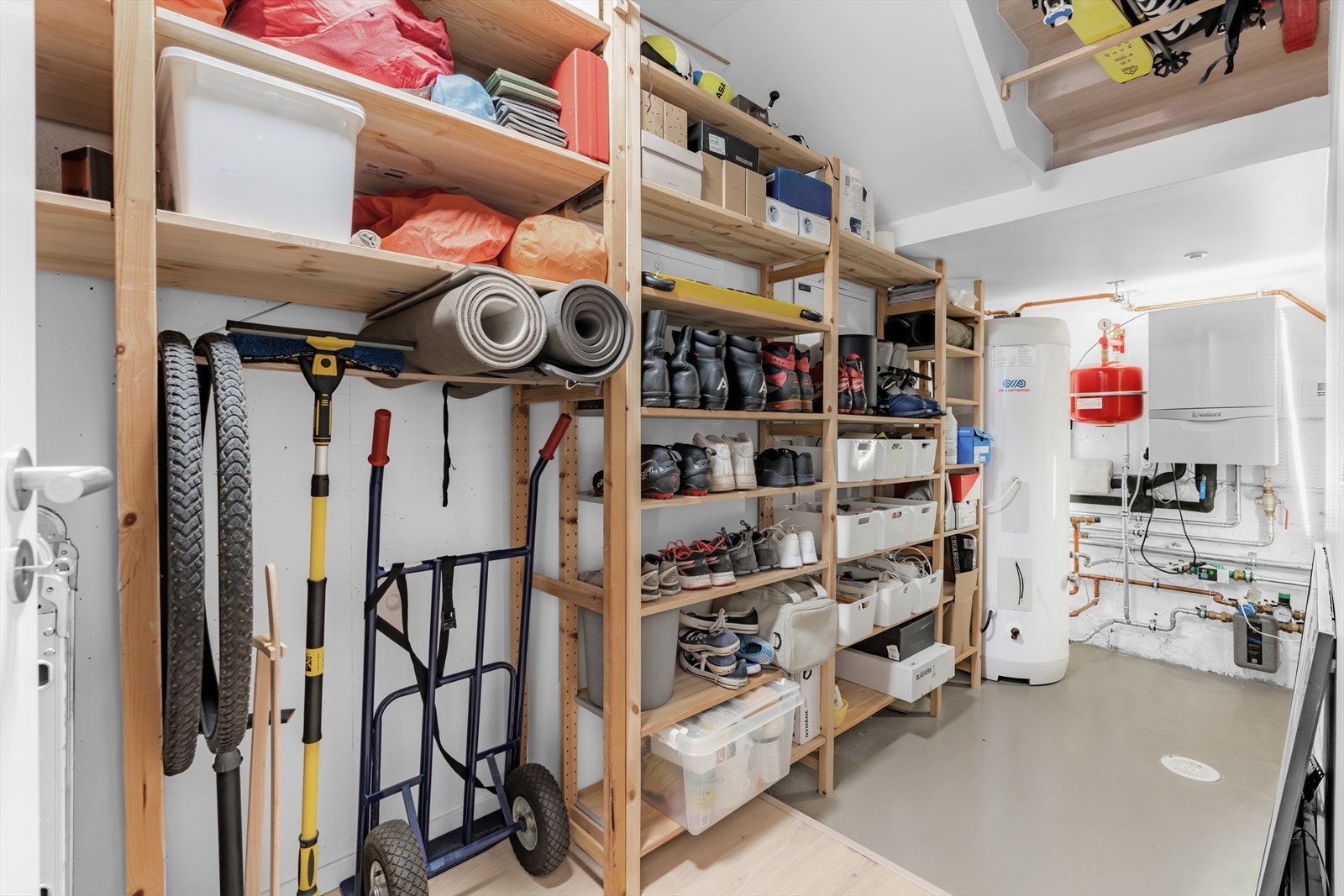 Boligen har en praktisk innvendig bod med god plass til klær, sko og annet utstyr. Denne boden gjør det enkelt å holde boligen ryddig og organisert, samtidig som du har lett tilgang til alt du trenger. Galleribilde