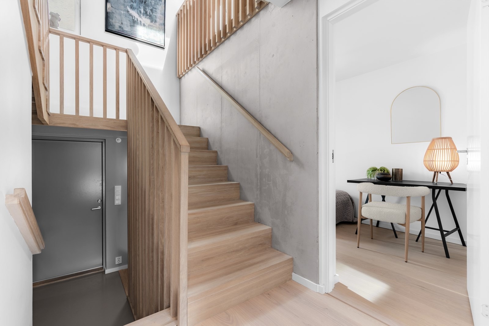 Spiletrappen, arkitekttegnet og laget av eik fra Melby / Made by Wood, tilfører en ekstra estetisk dimensjon til boligen. Galleribilde