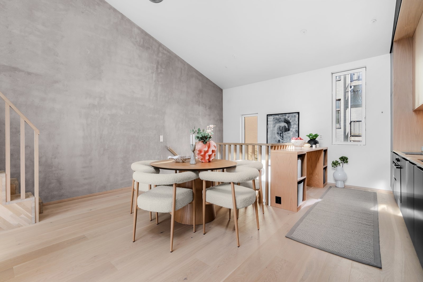 Gulvet er belagt med flott parkett, og overflatene er malt i delikate, moderne fargetoner som skaper en stilfull og innbydende atmosfære. Galleribilde