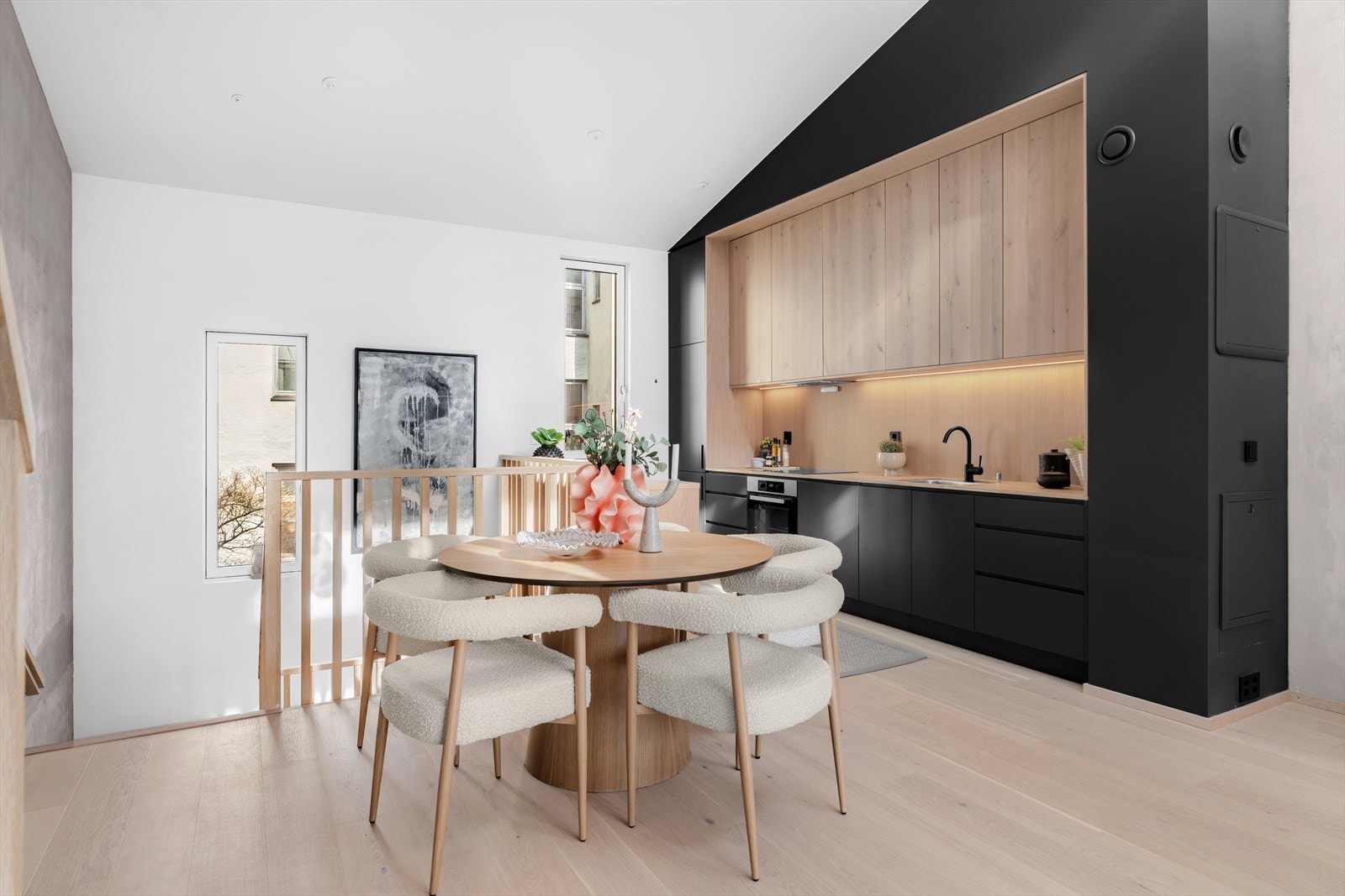 Stilrent og skreddersydd kjøkken fra Hamran, med gjennomtenkte løsninger og god skap- og benkeplass. Galleribilde