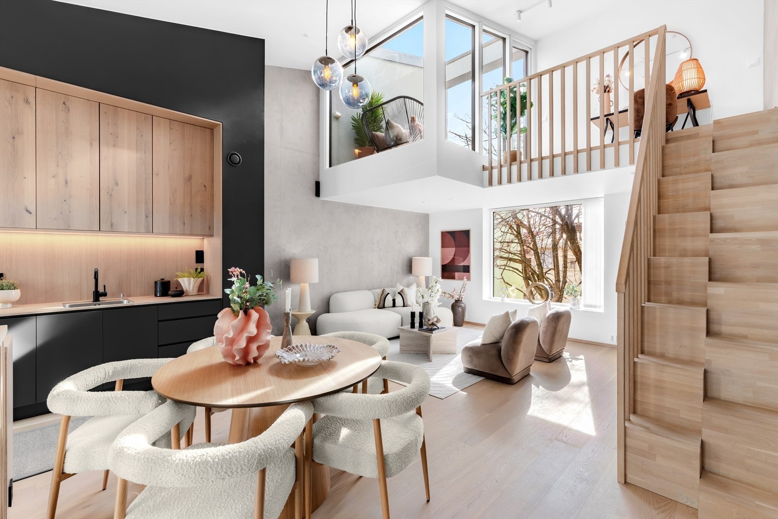 Velkommen til Sarpsborggata 1E - et stilfullt og påkostet townhouse som tilbyr både komfort og kvalitet gjennom alle livets faser. Boligen er bygget i 2021 etter TEK17-standarder, og gir deg et energieffektivt og fremtidsrettet hjem med lave bokostnader. Galleribilde