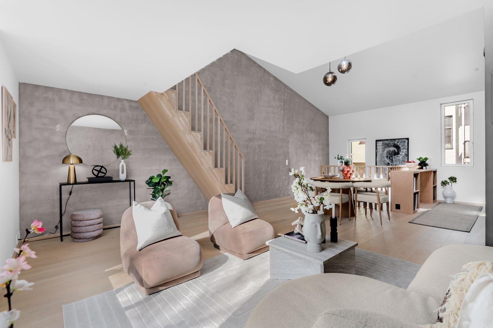 Planløsningen åpner opp for flere møbleringsmuligheter, med god plass til sofagruppe, TV-møbler og spisebord med tilhørende stoler. Galleribilde